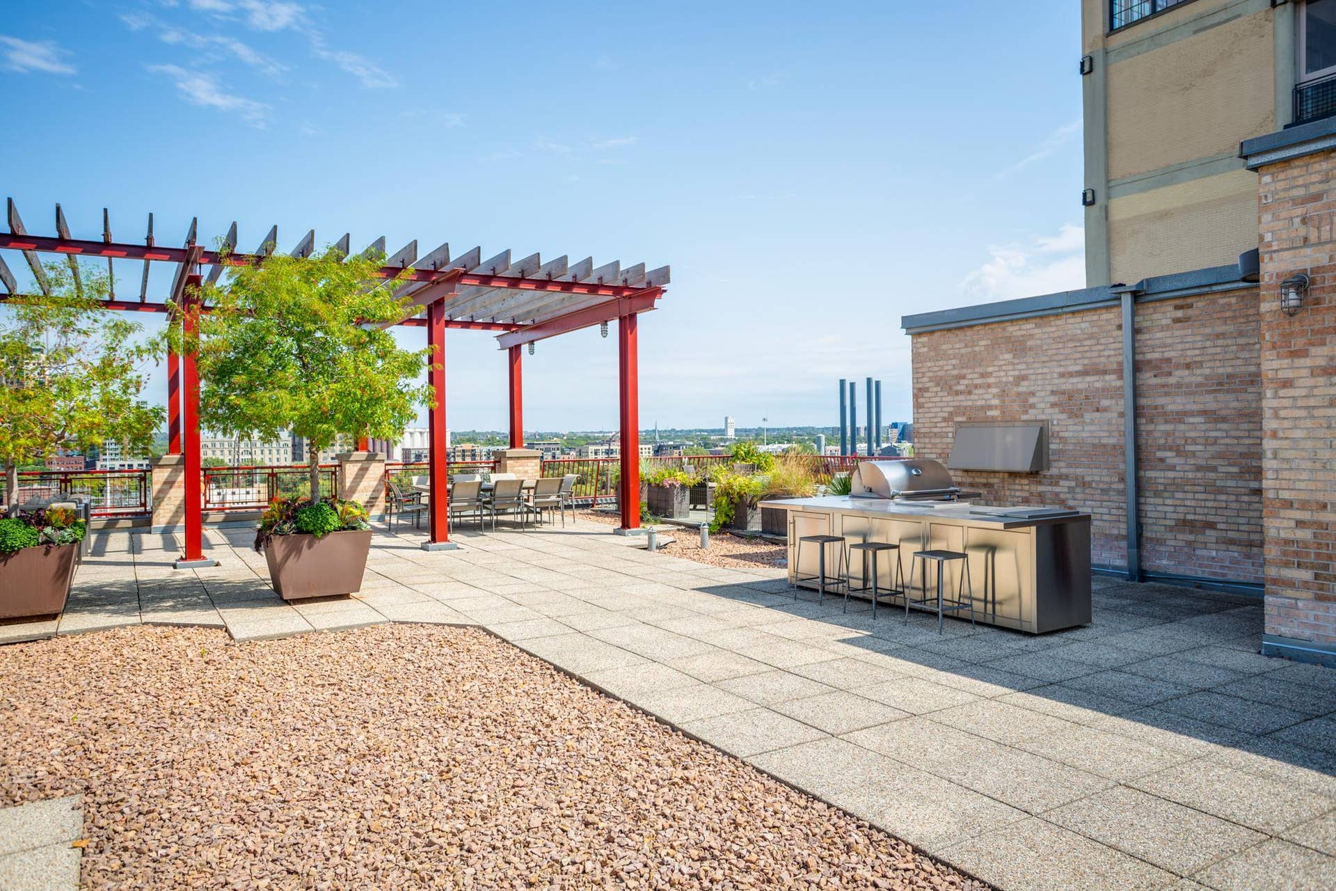 600 S 2nd Street, #S108, 18, Minneapolis, MN 55401 The rooftop deck has breathtaking Mississippi River and city views, outdoor kitchen, and lounge seating.