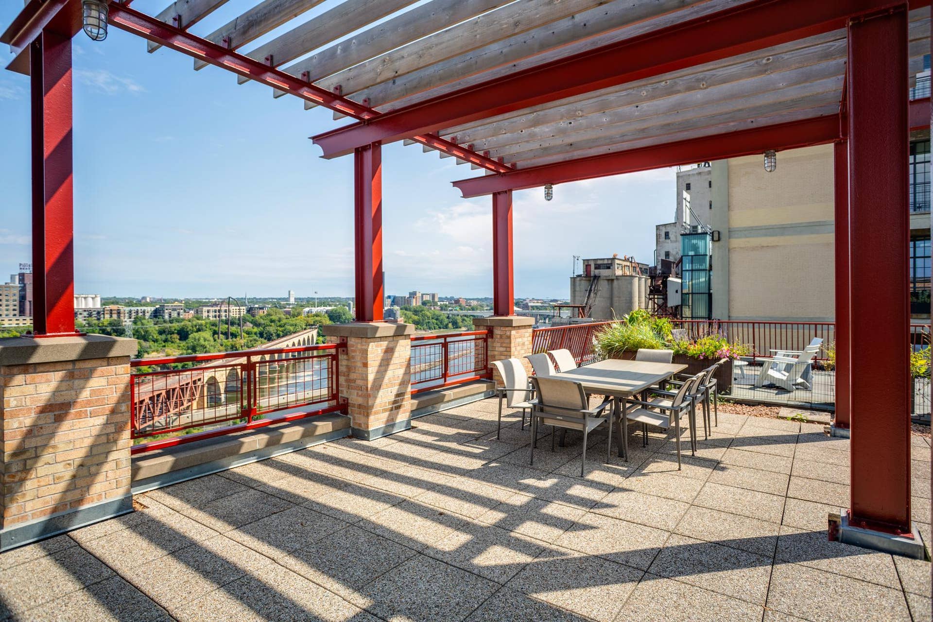 600 S 2nd Street, #S108, 18, Minneapolis, MN 55401 The rooftop deck has breathtaking Mississippi River and city views, outdoor kitchen, and lounge seating.