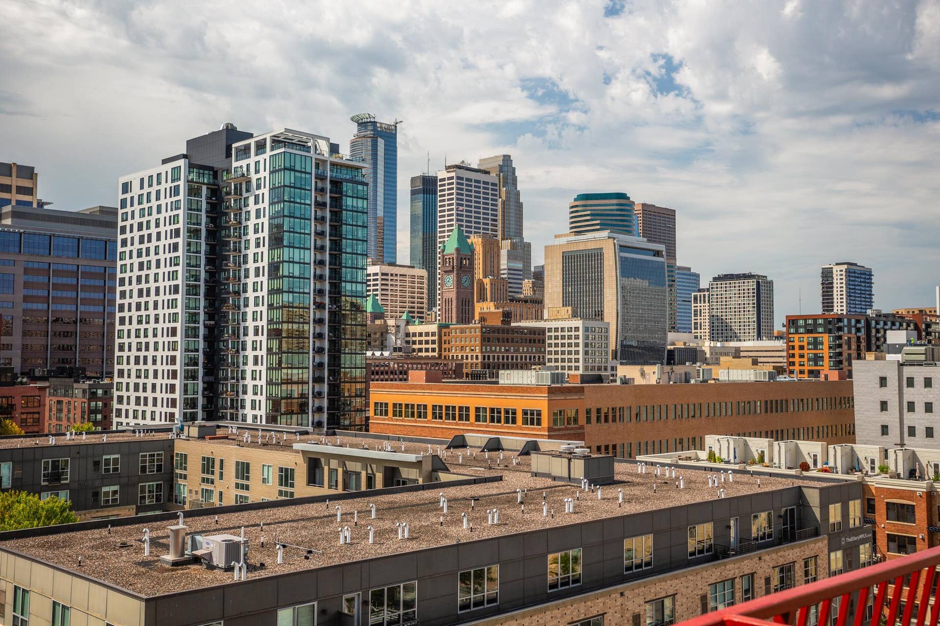 600 S 2nd Street, #S108, 18, Minneapolis, MN 55401 The rooftop deck has breathtaking Mississippi River and city views, outdoor kitchen, and lounge seating.