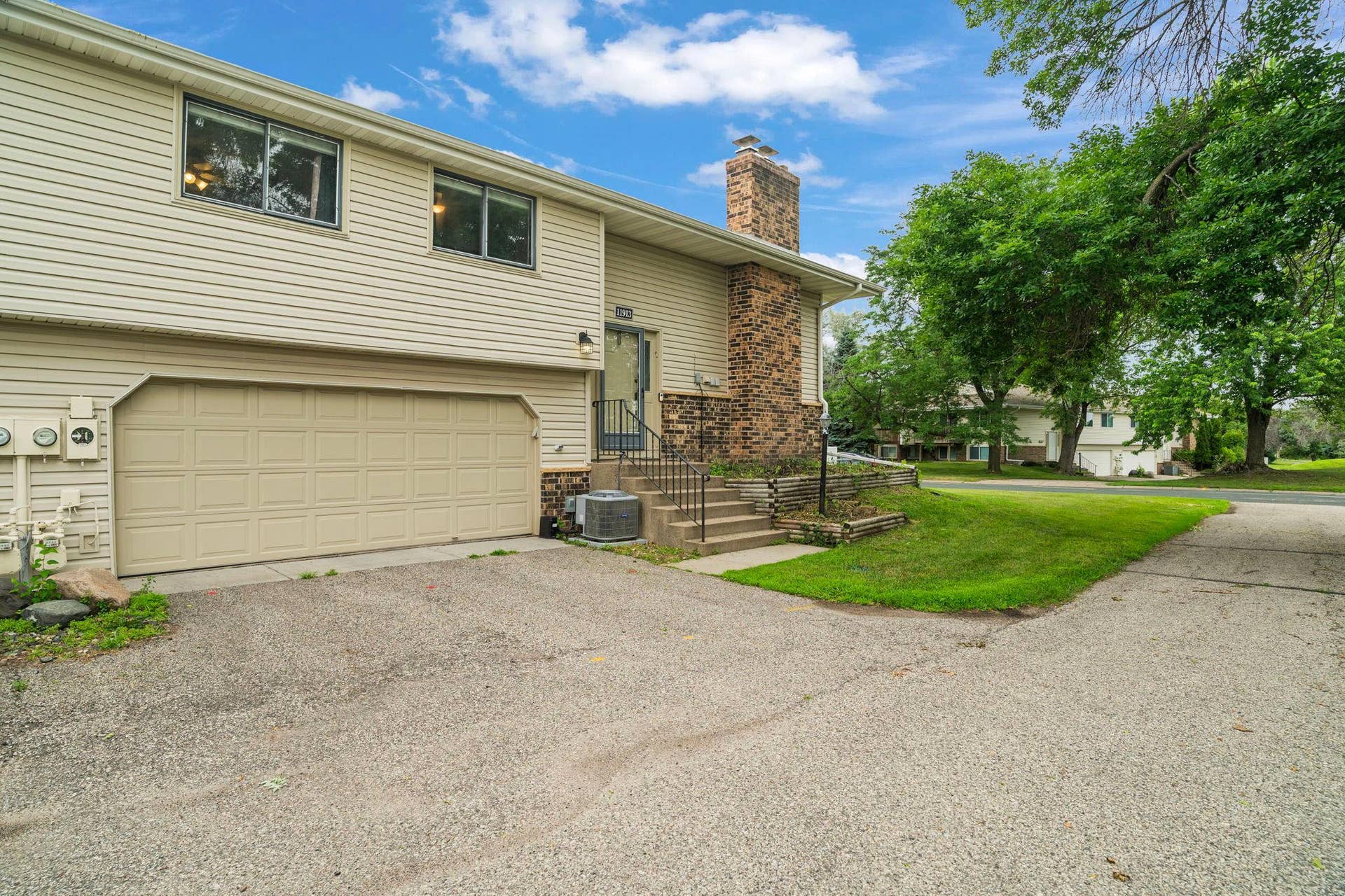 11913 70th Place N, Maple Grove, MN 55369 Welcome home to 11913 70th Place N!