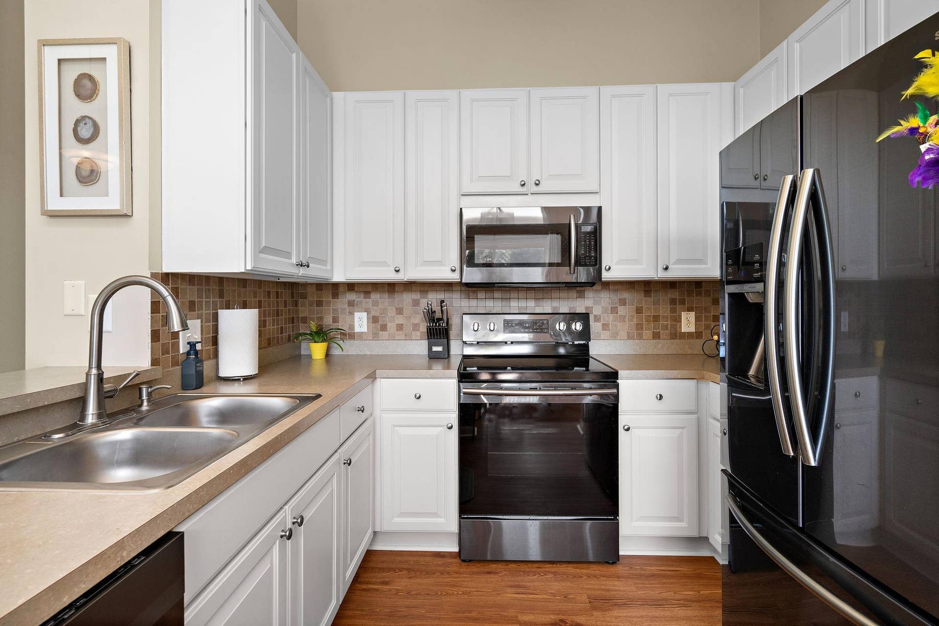 17549 70th Place N, Maple Grove, MN 55311 So much cabinet space!