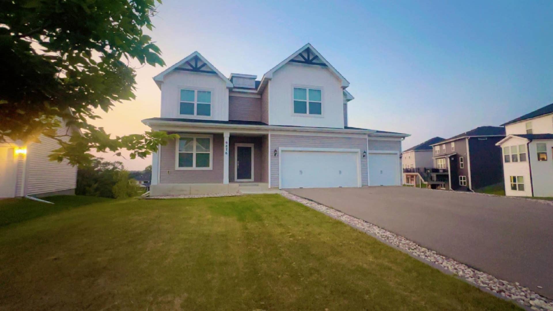 9876 Ambrose Road, Woodbury, MN 55129 9876 Ambrose Road, Woodbury, MN 55129