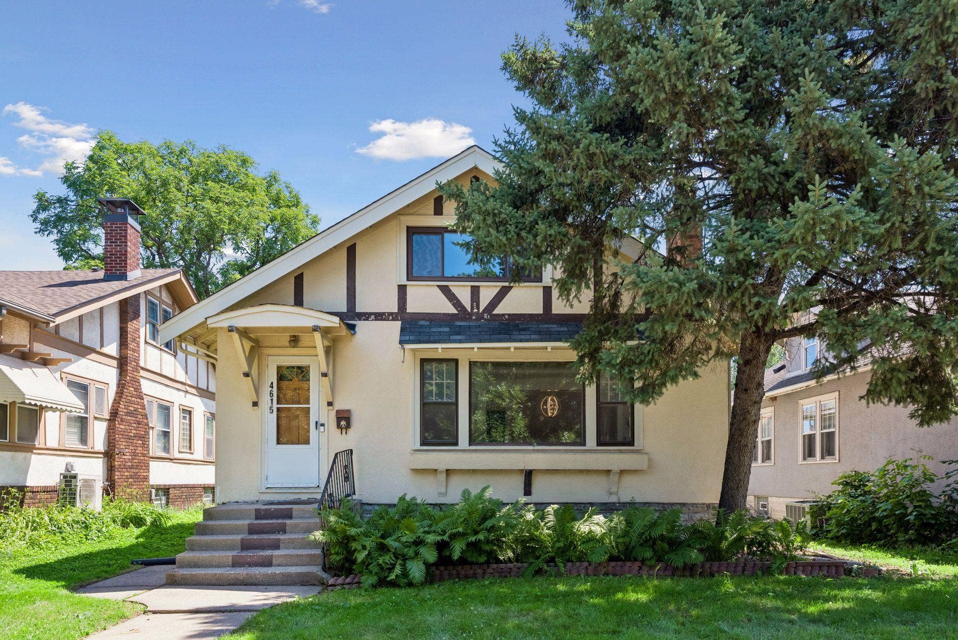 4615 Portland Avenue, 26, Minneapolis, MN 55407 Conveniently located just minutes from downtown Minneapolis, the airport, major freeways, and an outstanding selection of restaurants, this home offers both comfort and convenience.