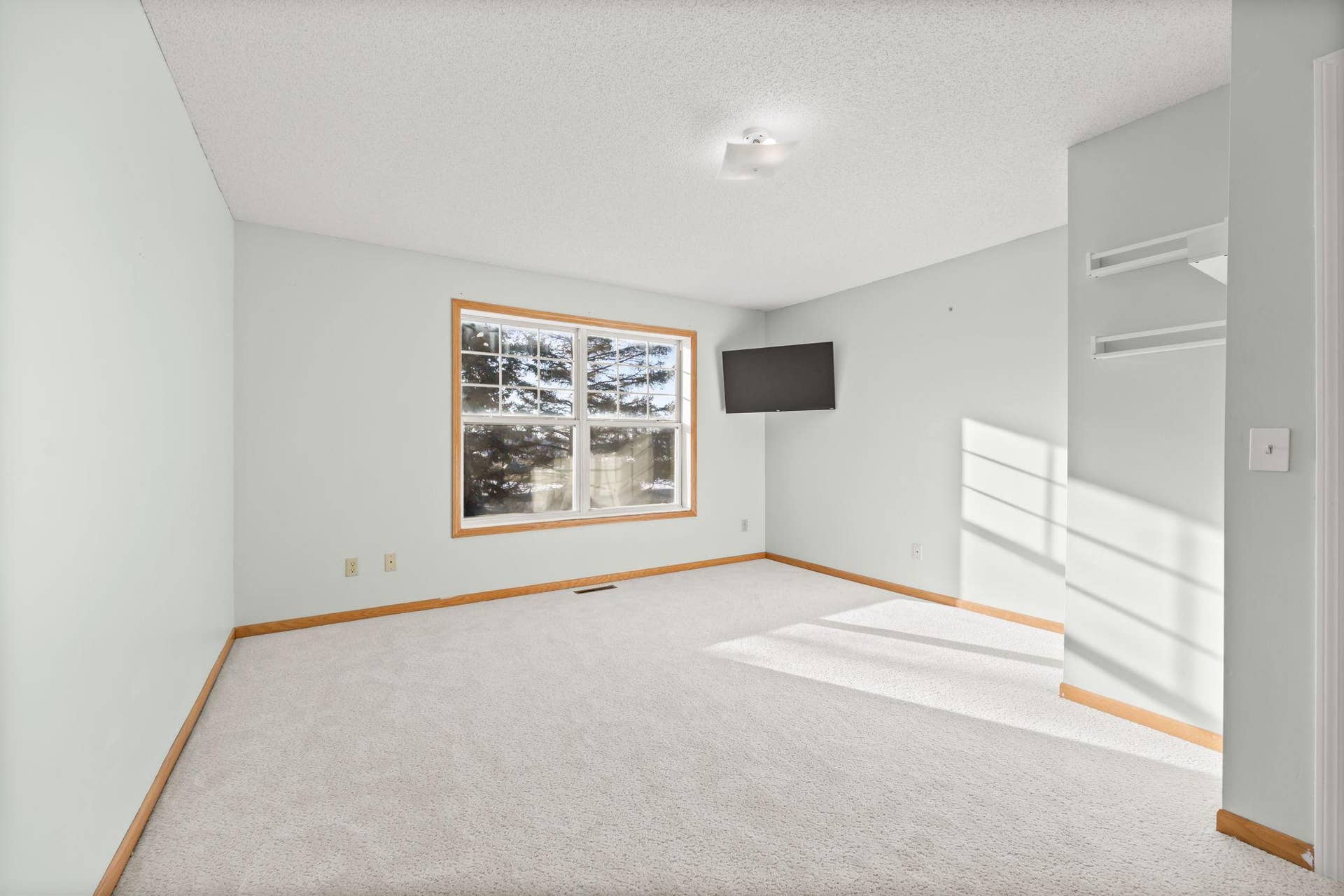 401 Hickory Lane N, Oakdale, MN 55128 17-web-or-mls-100-14.jpg