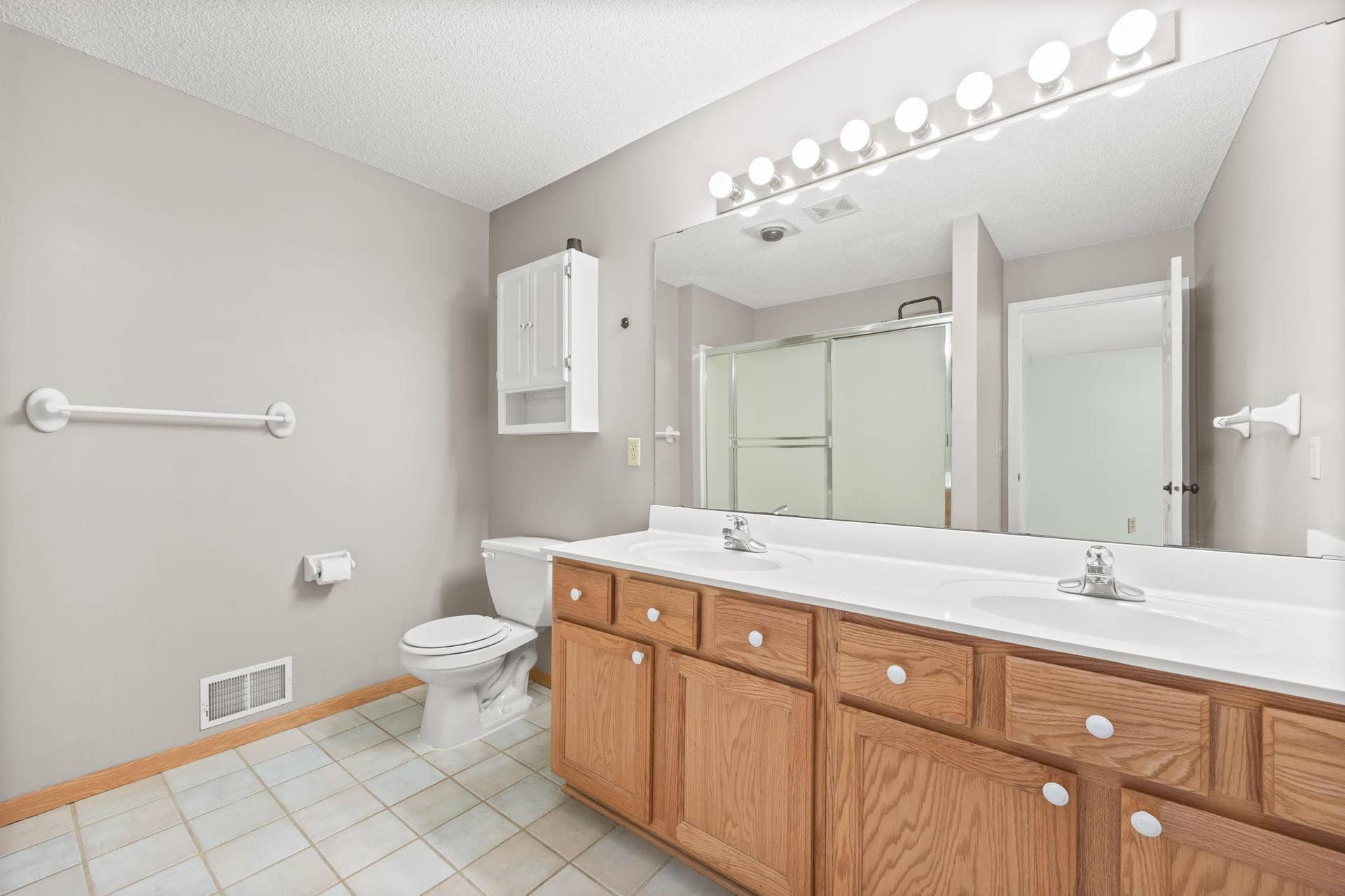 401 Hickory Lane N, Oakdale, MN 55128 21-web-or-mls-100-18.jpg