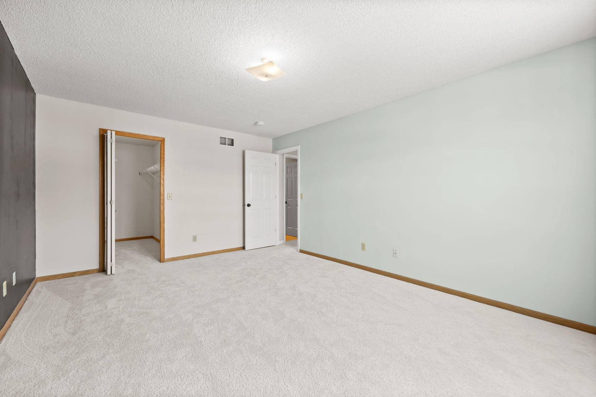 401 Hickory Lane N, Oakdale, MN 55128 20-web-or-mls-100-17.jpg
