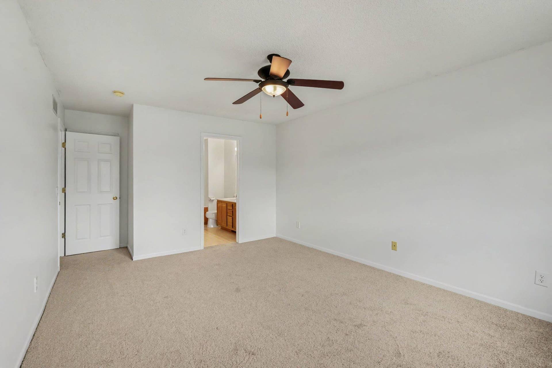 697 Kingfisher Lane, #H, Woodbury, MN 55125 Private full bathroom
