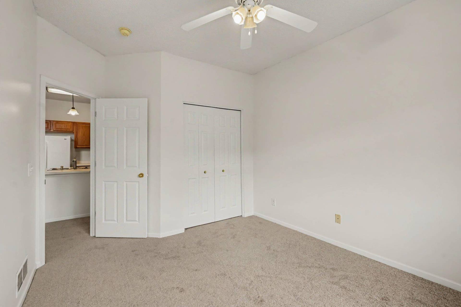 697 Kingfisher Lane, #H, Woodbury, MN 55125 Main Level Bedroom entry