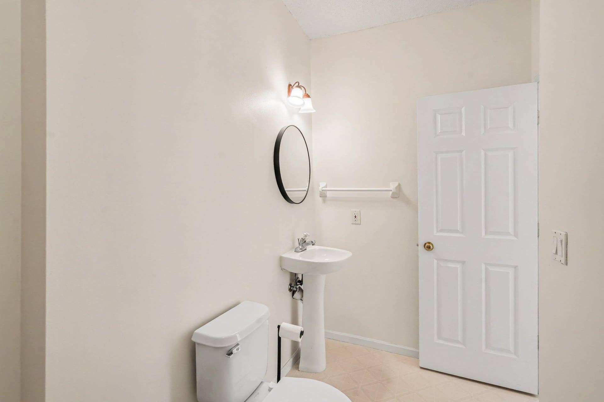 697 Kingfisher Lane, #H, Woodbury, MN 55125 Main Level Bathroom