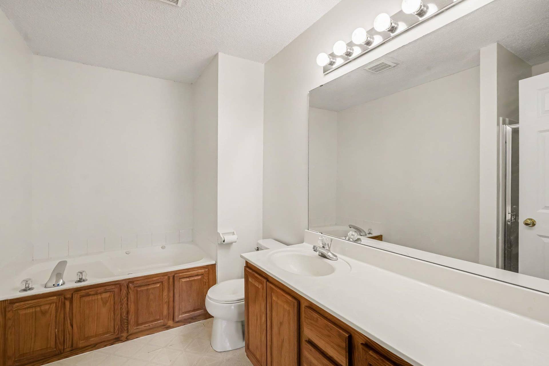 697 Kingfisher Lane, #H, Woodbury, MN 55125 Separate shower and bathtub