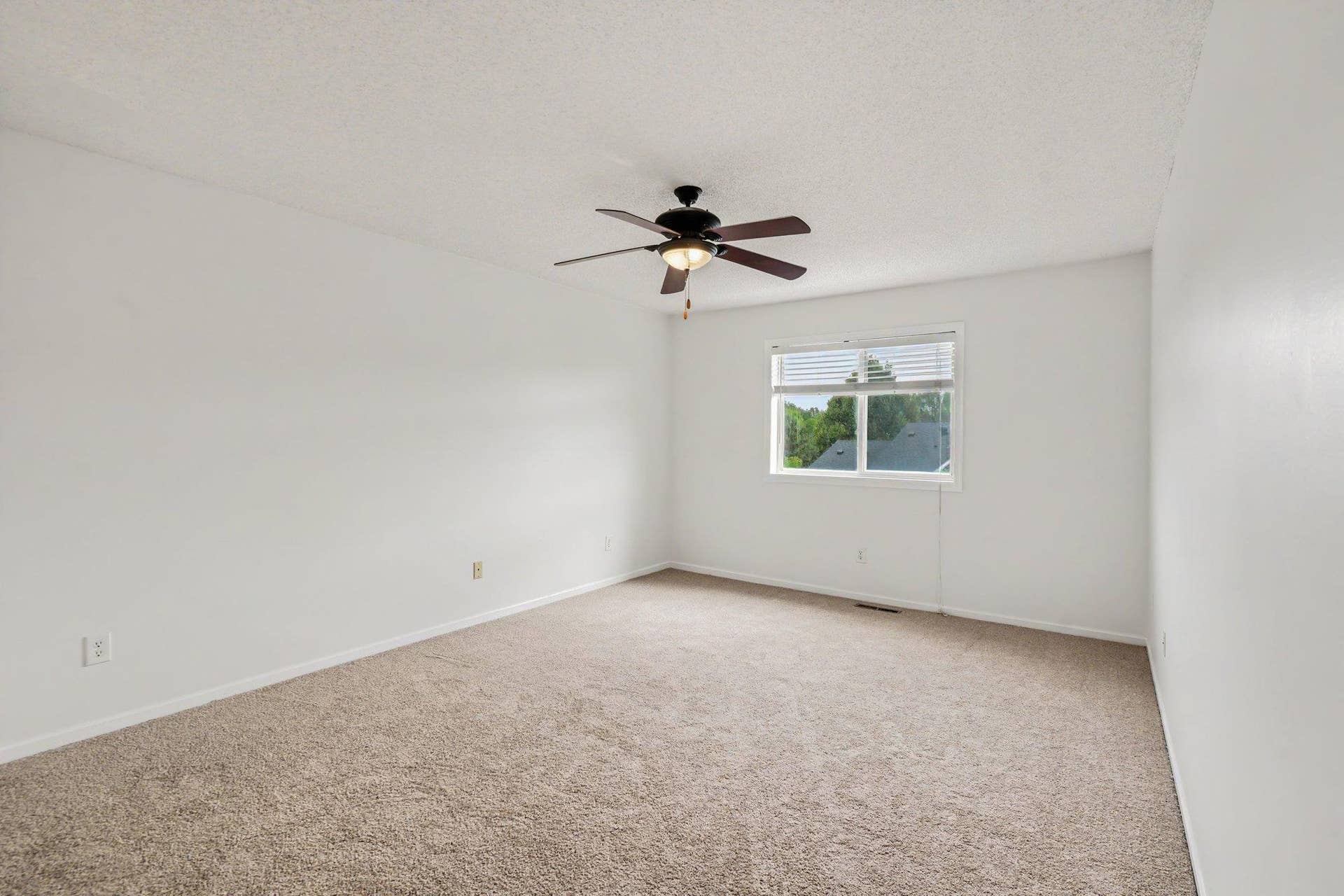 697 Kingfisher Lane, #H, Woodbury, MN 55125 Upper Level Primary Suite
