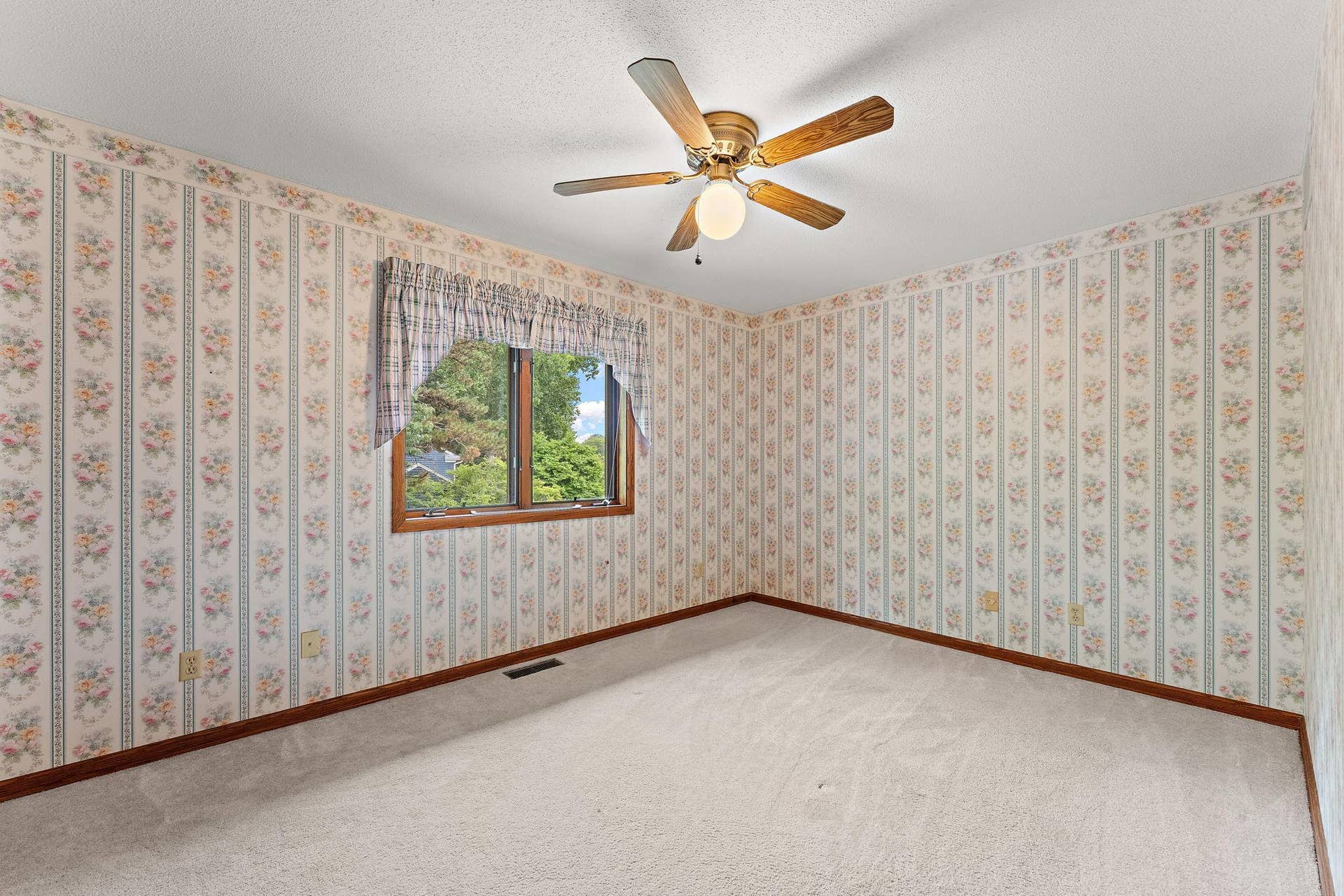 8030 Somerset Road, Woodbury, MN 55125 37-web-or-mls-UAV Vision Media Interiors (10).jpg