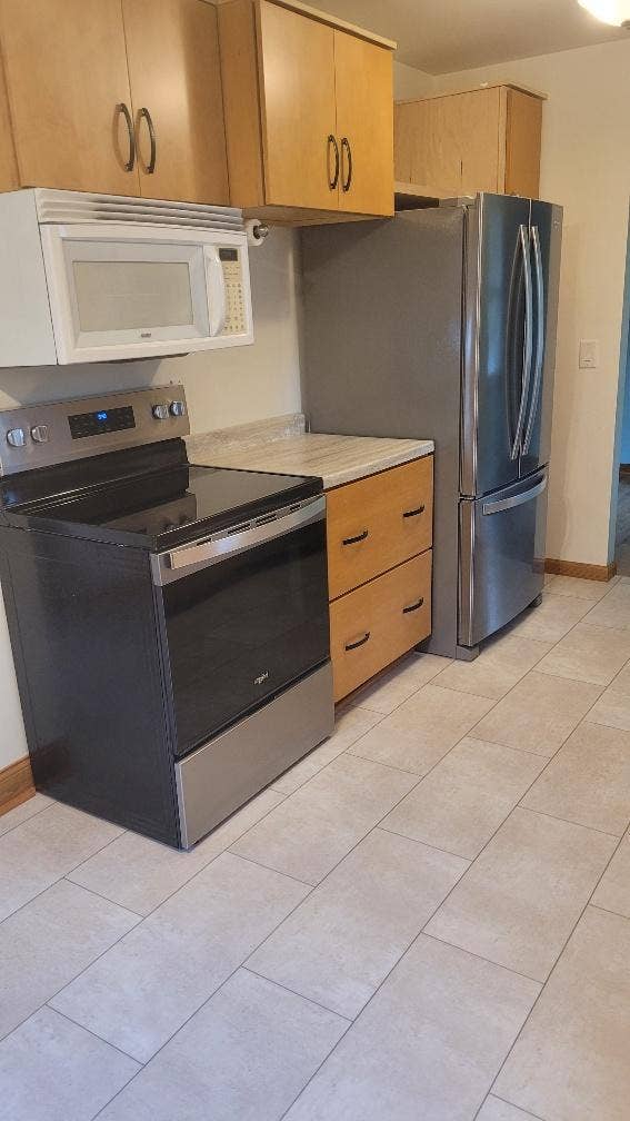 3110 W 82nd Street, Bloomington, MN 55431 Newer stove, refrigerator and dishwasher