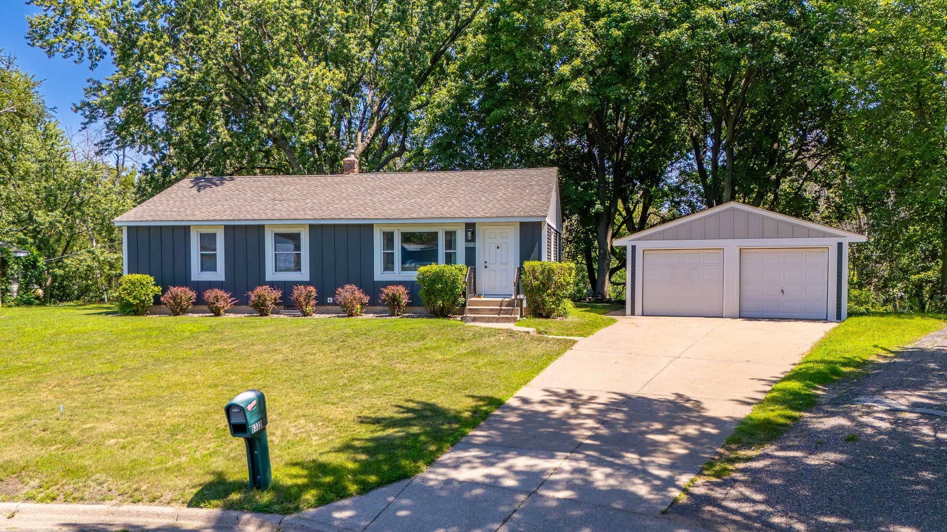 6332 Oak Knoll Plaza, Woodbury, MN 55125 Welcome home to 6332 Oak Knoll Plaza!