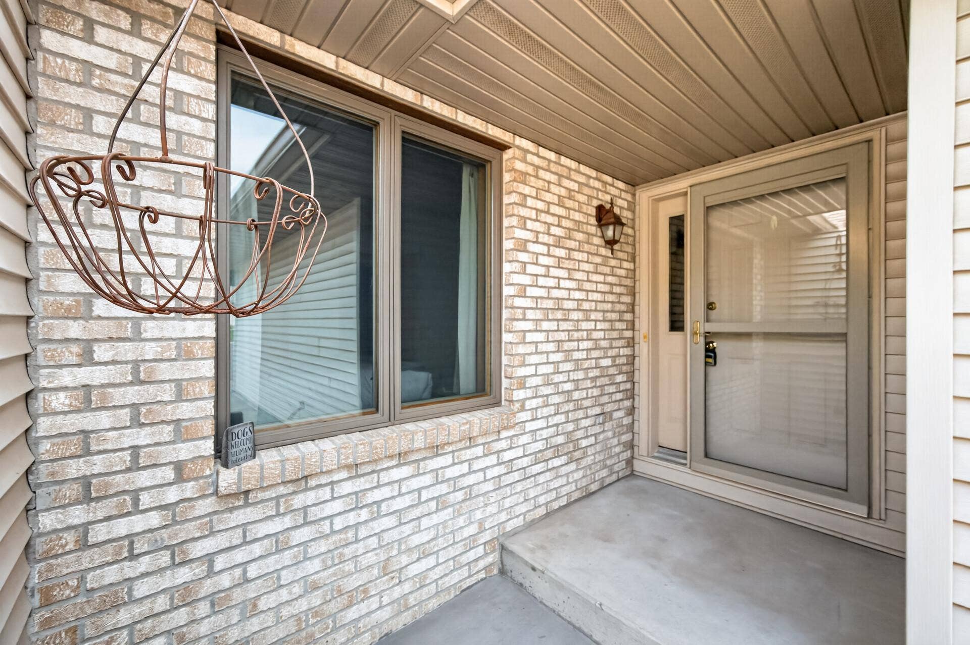 5851 Oxboro Avenue N, Stillwater, MN 55082 Covered front entryway