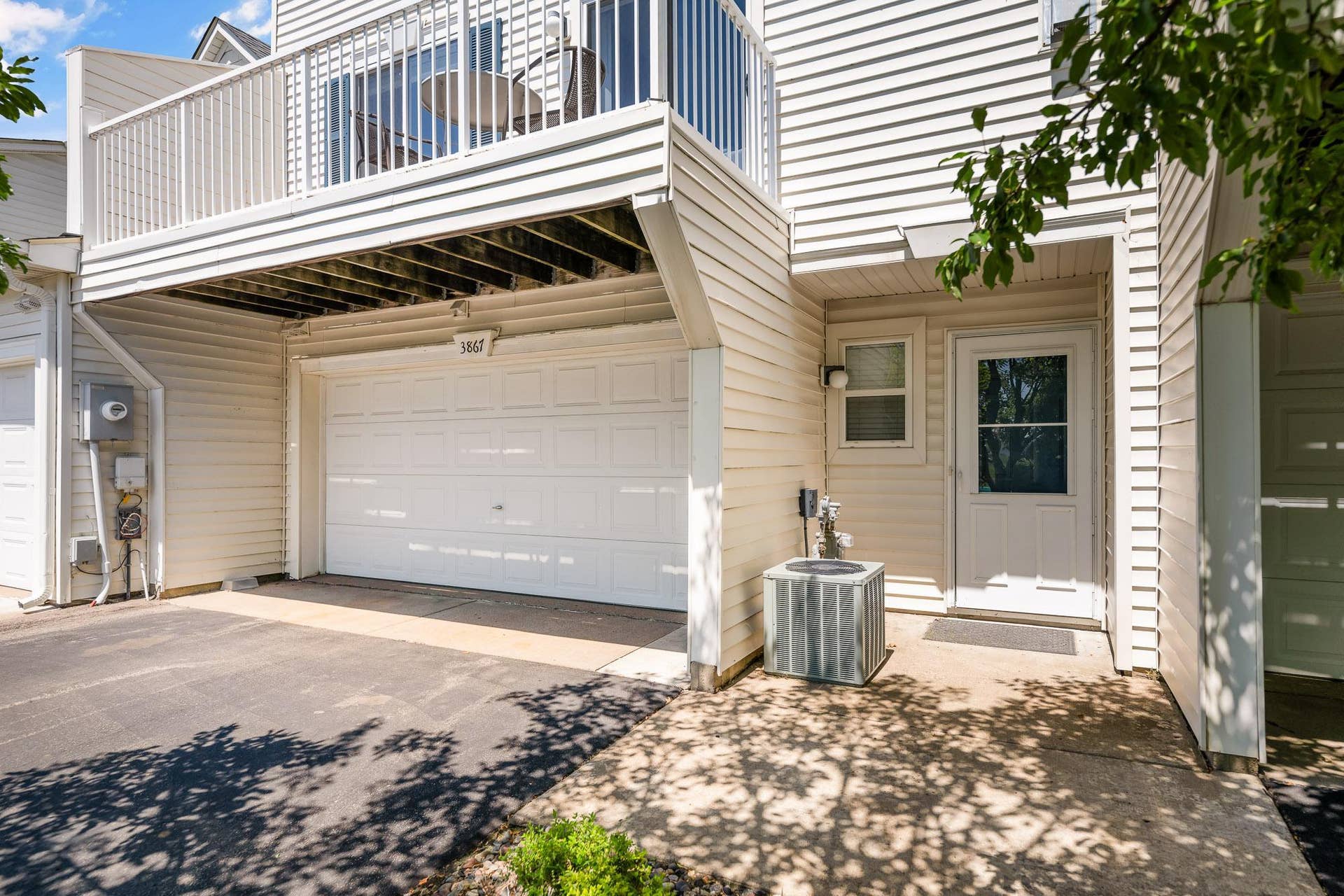 3867 Abercrombie Lane, Stillwater, MN 55082 Two car garage.