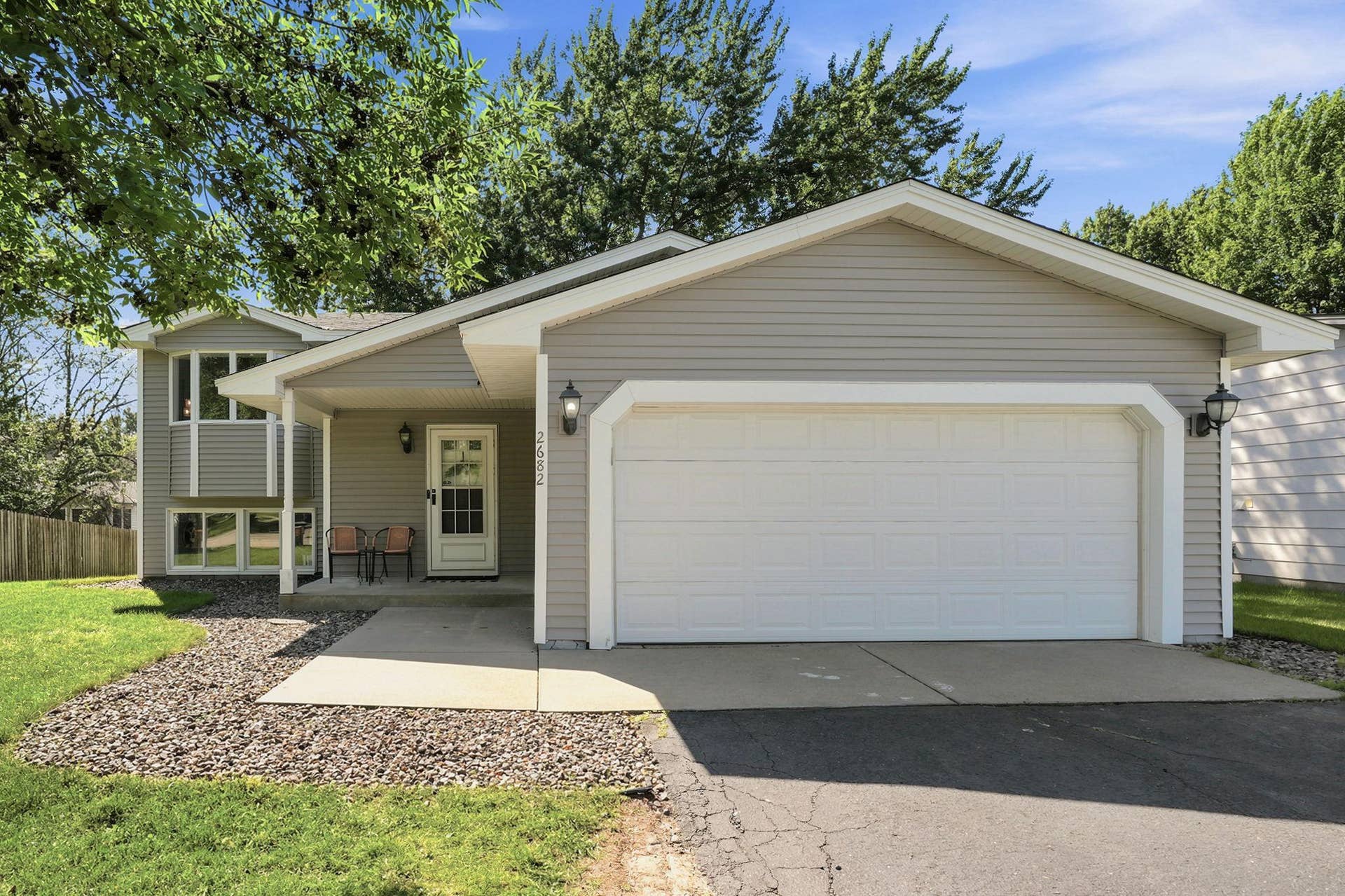 2682 Guthrie Avenue N, Oakdale, MN 55128
