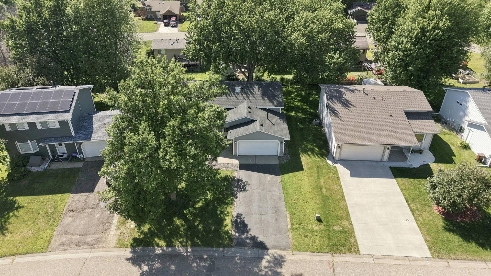 2682 Guthrie Avenue N, Oakdale, MN 55128