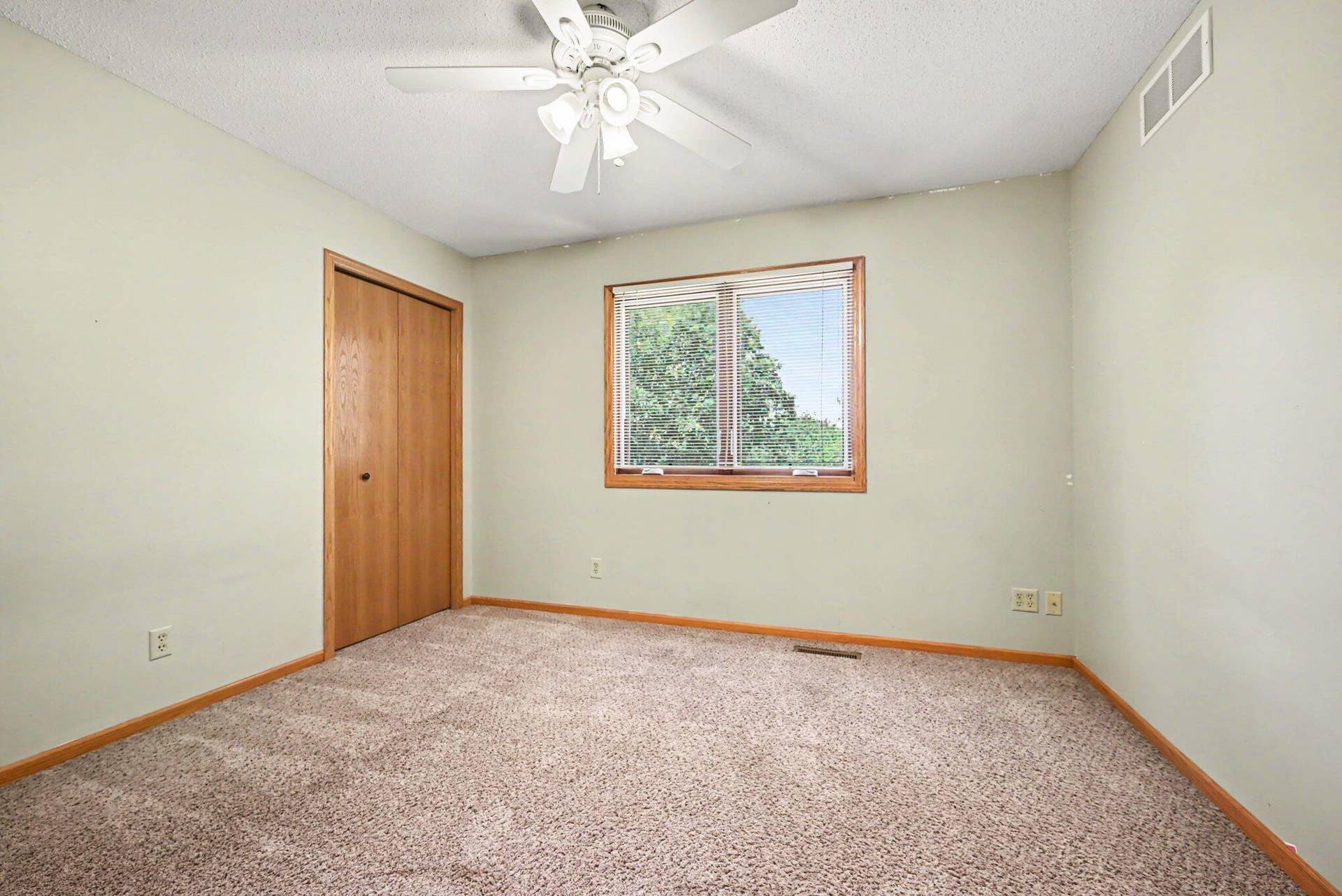 3850 Jamestown Curve, Woodbury, MN 55129 33_beyc6a55a7207cd42.jpg