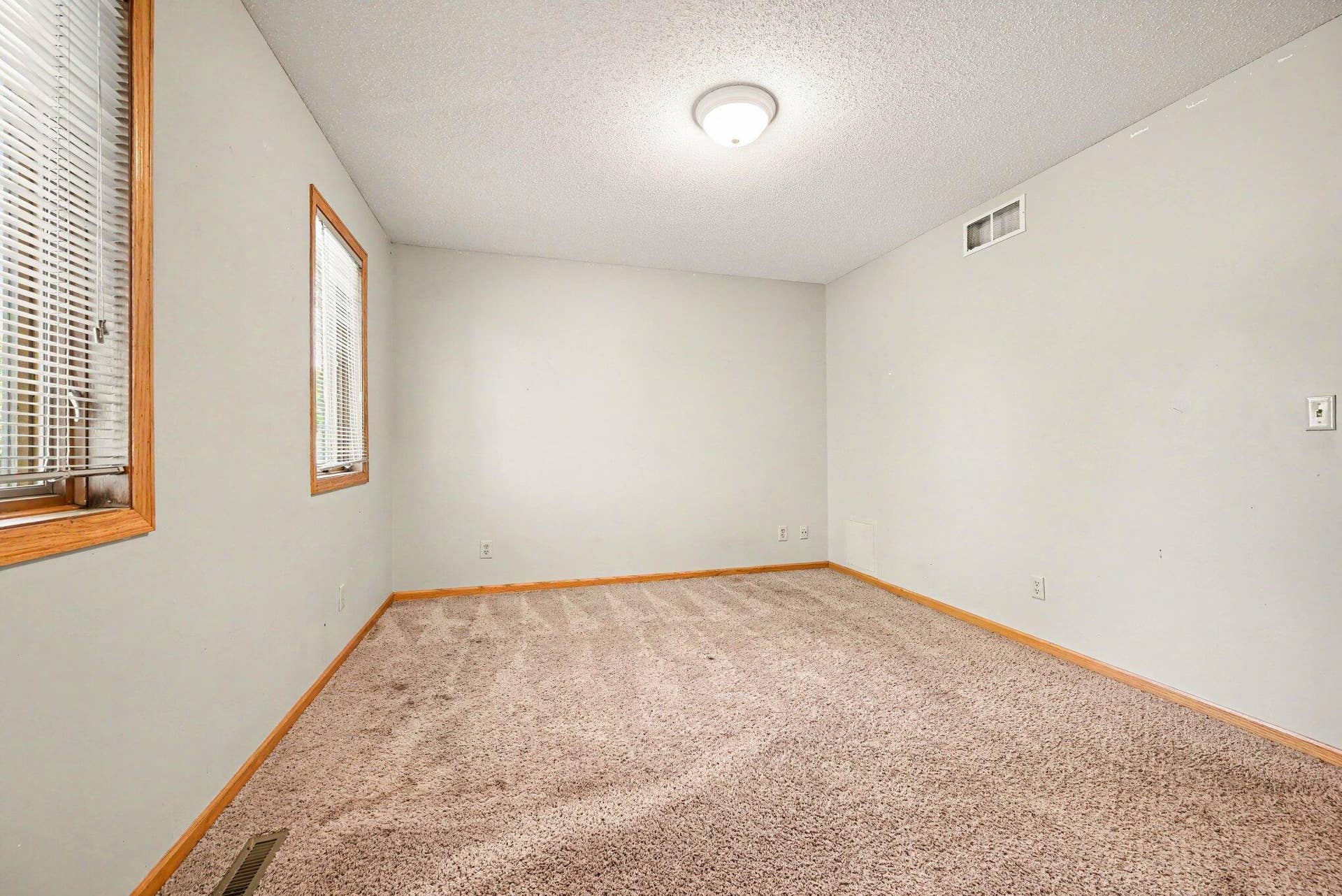 3850 Jamestown Curve, Woodbury, MN 55129 07_beyc6a55a6d96124e.jpg