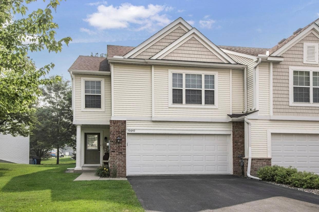 10642 Pond Curve, Woodbury, MN 55129 10642 Pond Curve, Woodbury, MN 55129