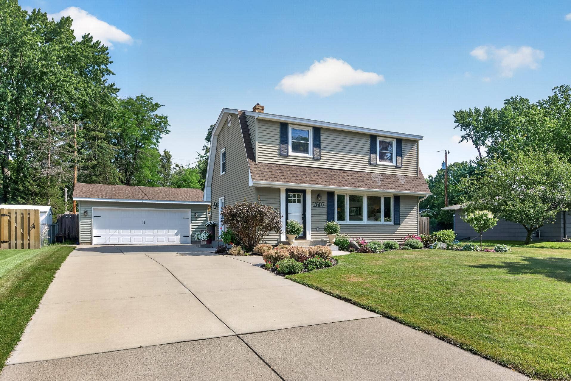 2607 Valley View Place, White Bear Lake, MN 55110 Welcome to 2607 ValleyView Place in White Bear Lake!