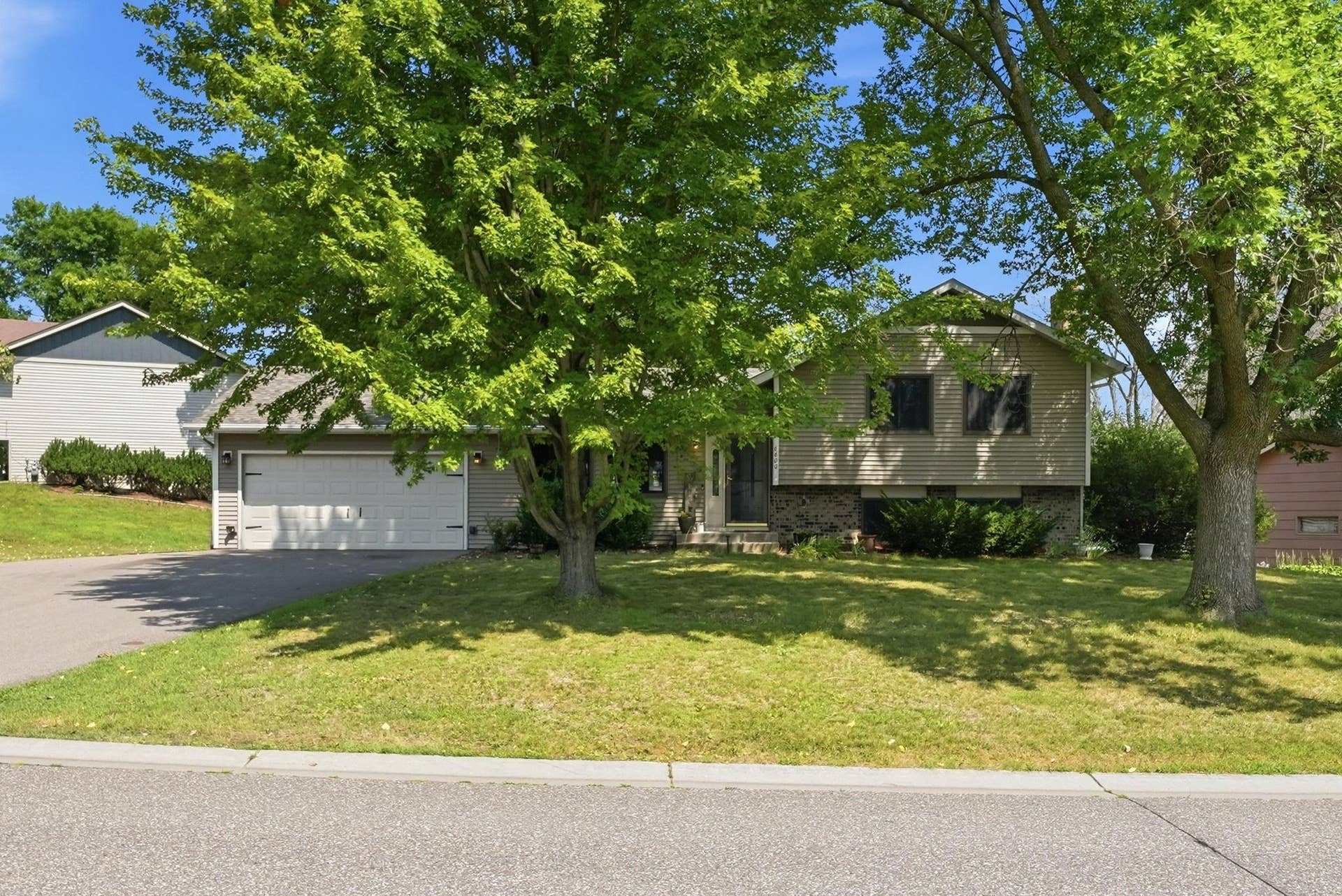 6600 Stratford Road, Woodbury, MN 55125 Welcome to 6600 Stratford Road in Woodbury, Minnesota