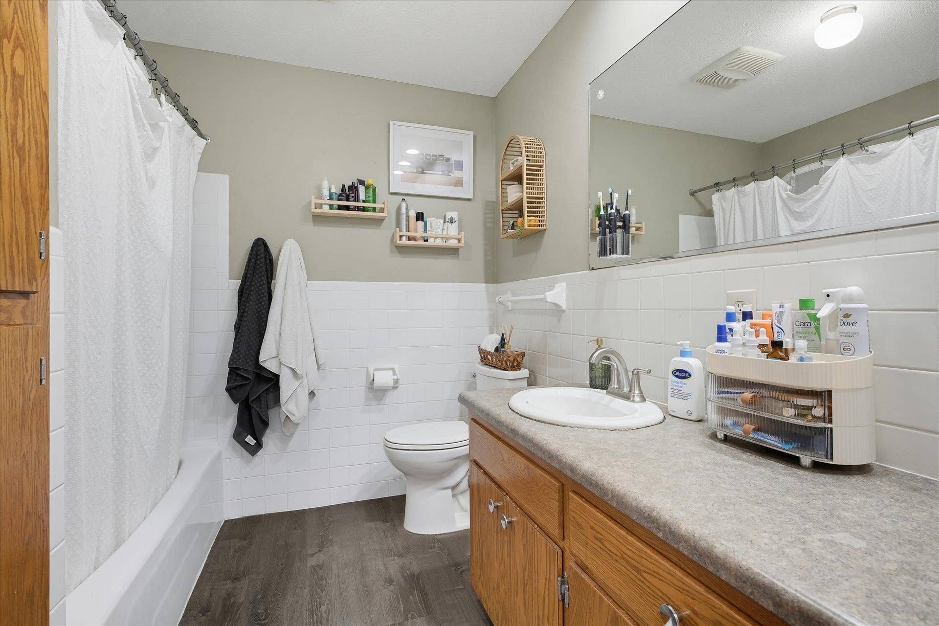625 Summer Street NE, 71, Minneapolis, MN 55413 627 Summer - Full Bathroom