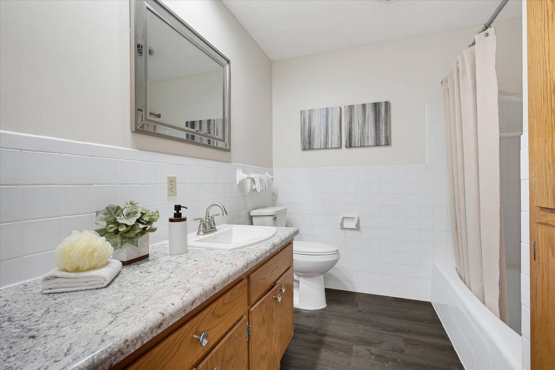 625 Summer Street NE, 71, Minneapolis, MN 55413 625 Summer - Main Floor Full Bathroom