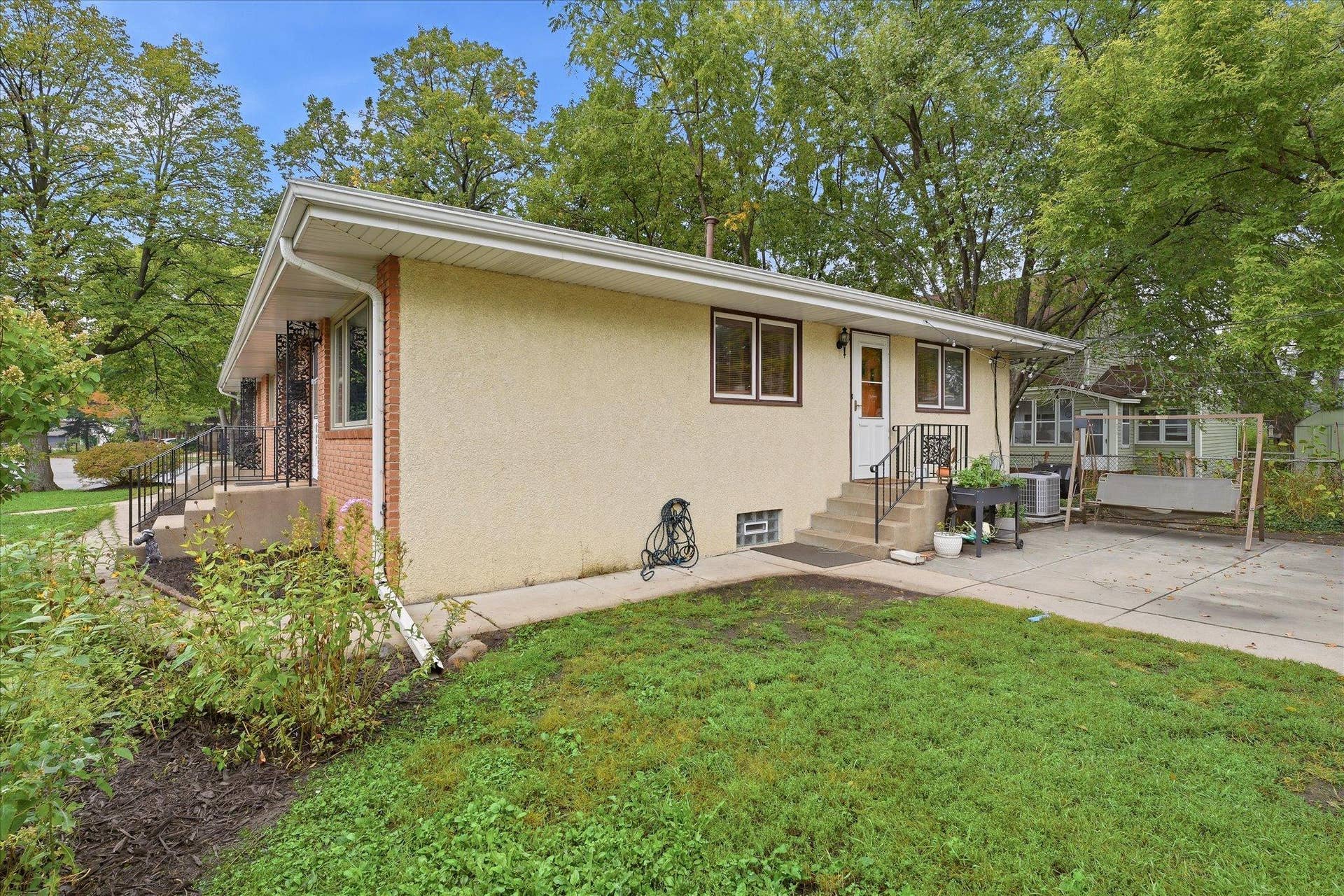 625 Summer Street NE, 71, Minneapolis, MN 55413 627 Summer - Side yard with patio