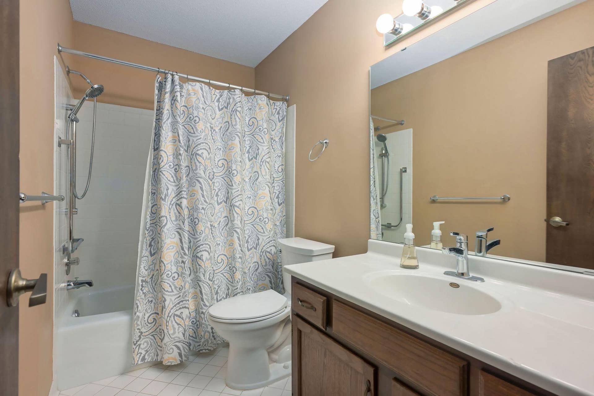9600 Portland Avenue S, #311, Bloomington, MN 55420 42-web-or-mls-9600 Portland 311 Interior-07.jpeg