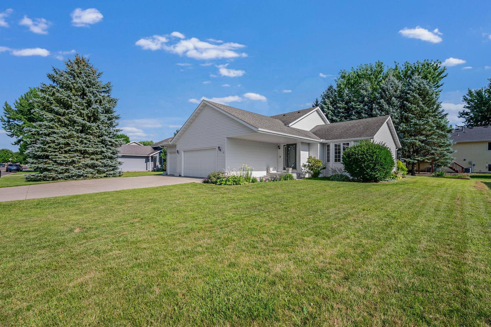 19 La Mar Court, North Mankato, MN 56003 19 La Mar Ct North Mankato MN-02.jpg