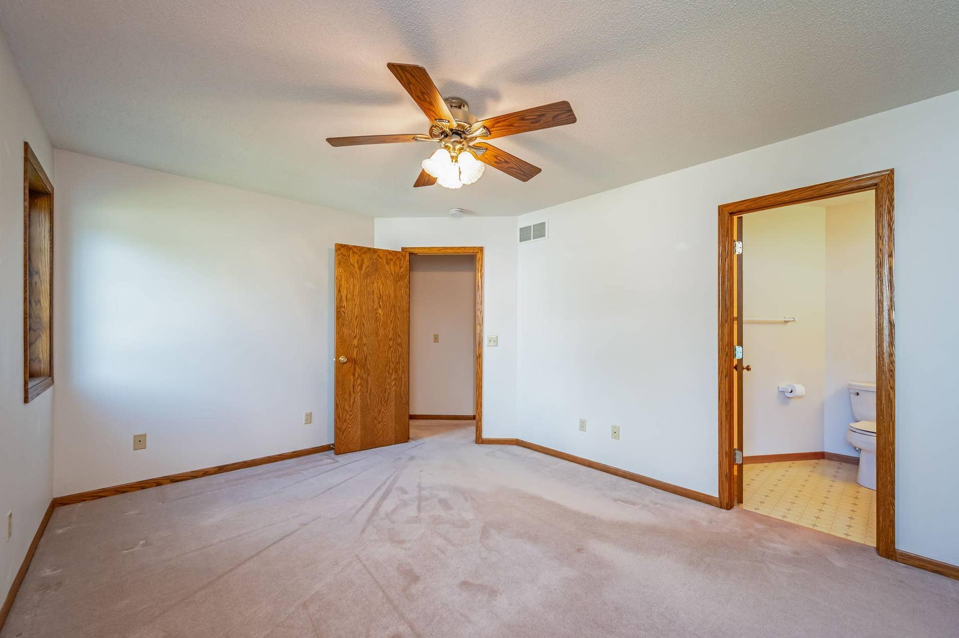 19 La Mar Court, North Mankato, MN 56003 19 La Mar Ct North Mankato MN-18.jpg