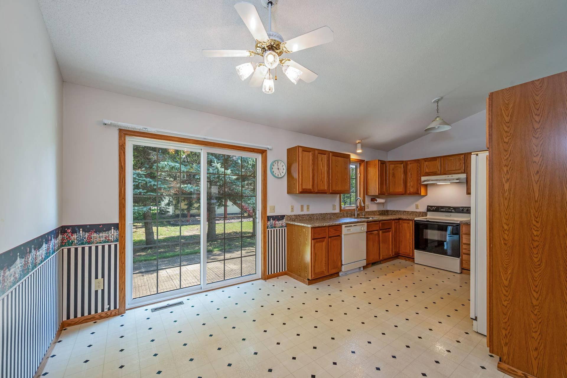 19 La Mar Court, North Mankato, MN 56003 19 La Mar Ct North Mankato MN-11.jpg