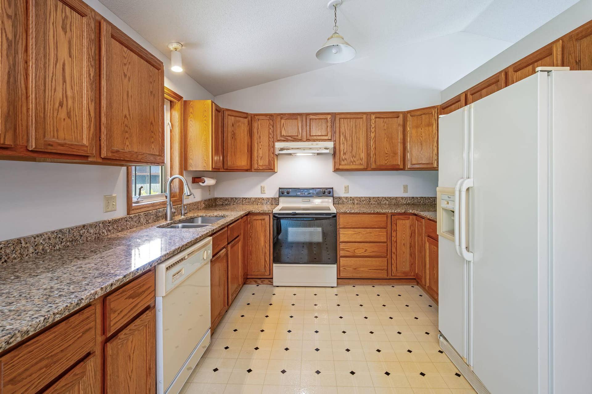19 La Mar Court, North Mankato, MN 56003 19 La Mar Ct North Mankato MN-14.jpg
