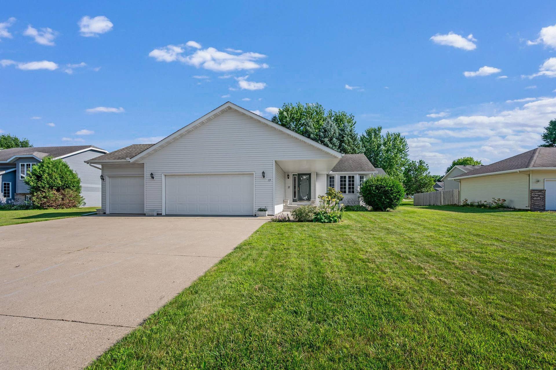 19 La Mar Court, North Mankato, MN 56003 19 La Mar Ct North Mankato MN-01.jpg