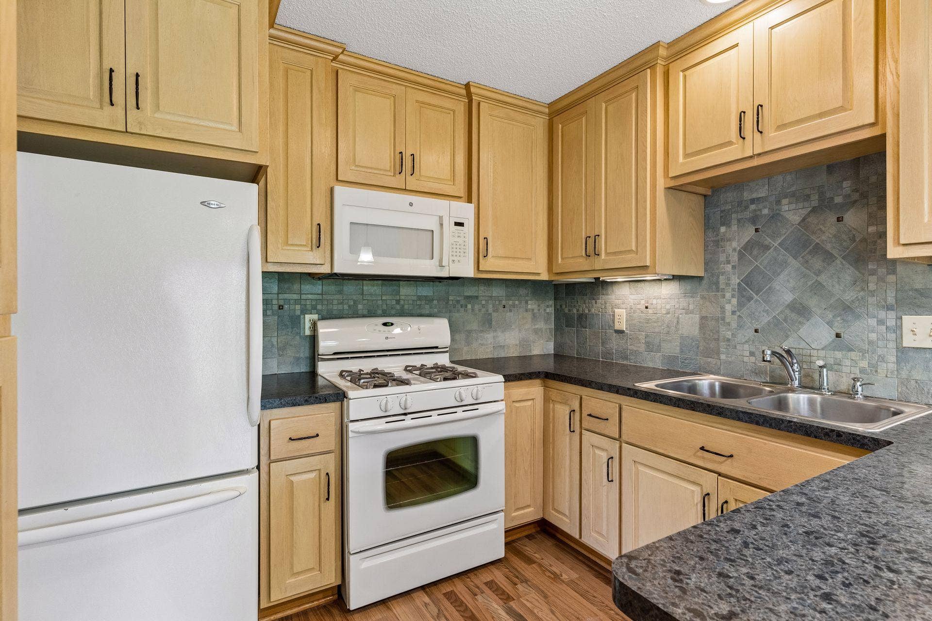 3149 Farnum Drive, Eagan, MN 55121 3149 Farnum Drive, Eagan, MN 55121