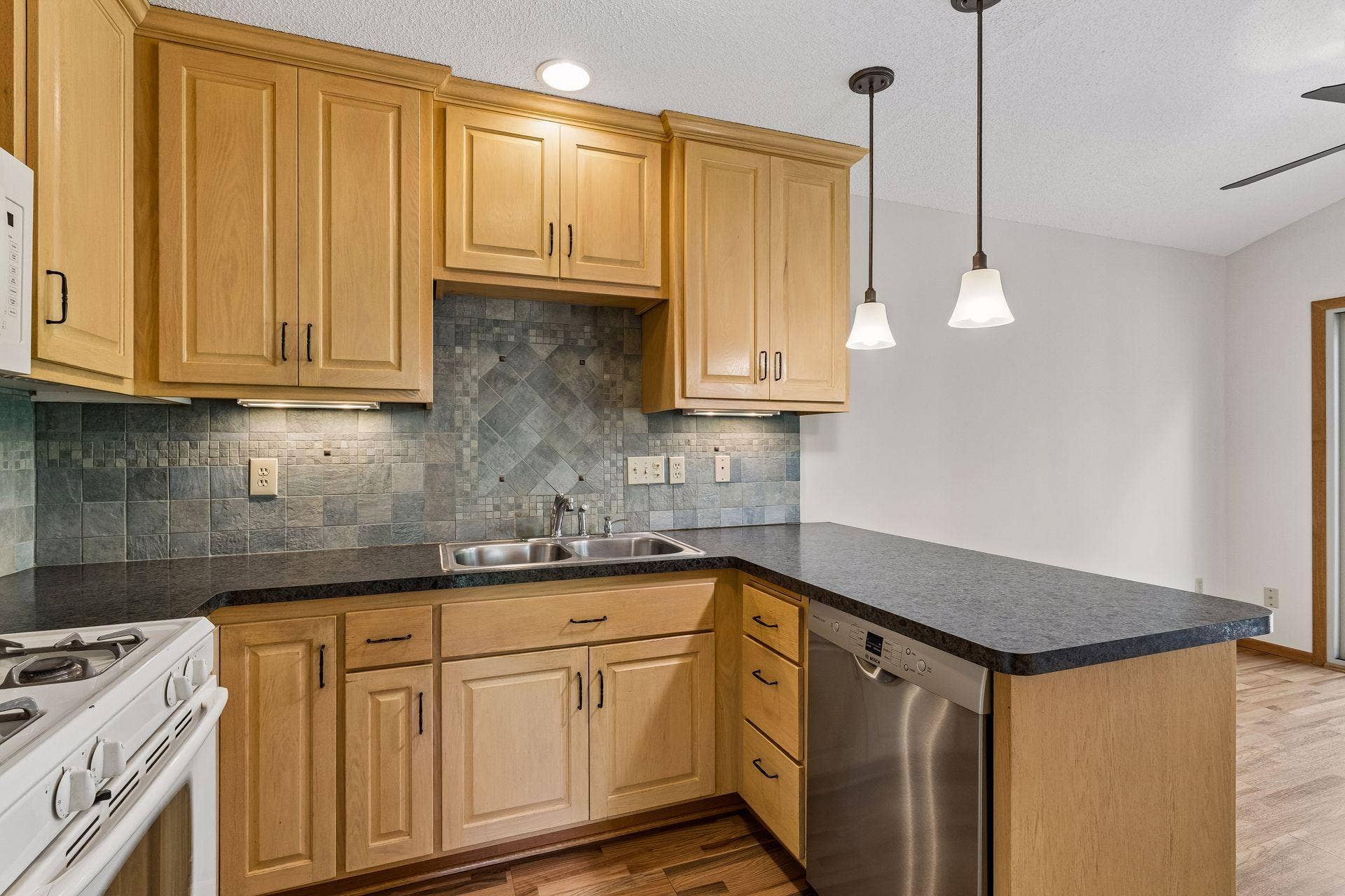 3149 Farnum Drive, Eagan, MN 55121 3149 Farnum Drive, Eagan, MN 55121
