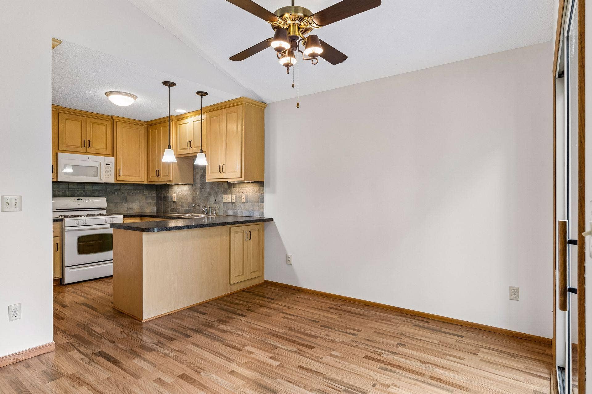 3149 Farnum Drive, Eagan, MN 55121 3149 Farnum Drive, Eagan, MN 55121