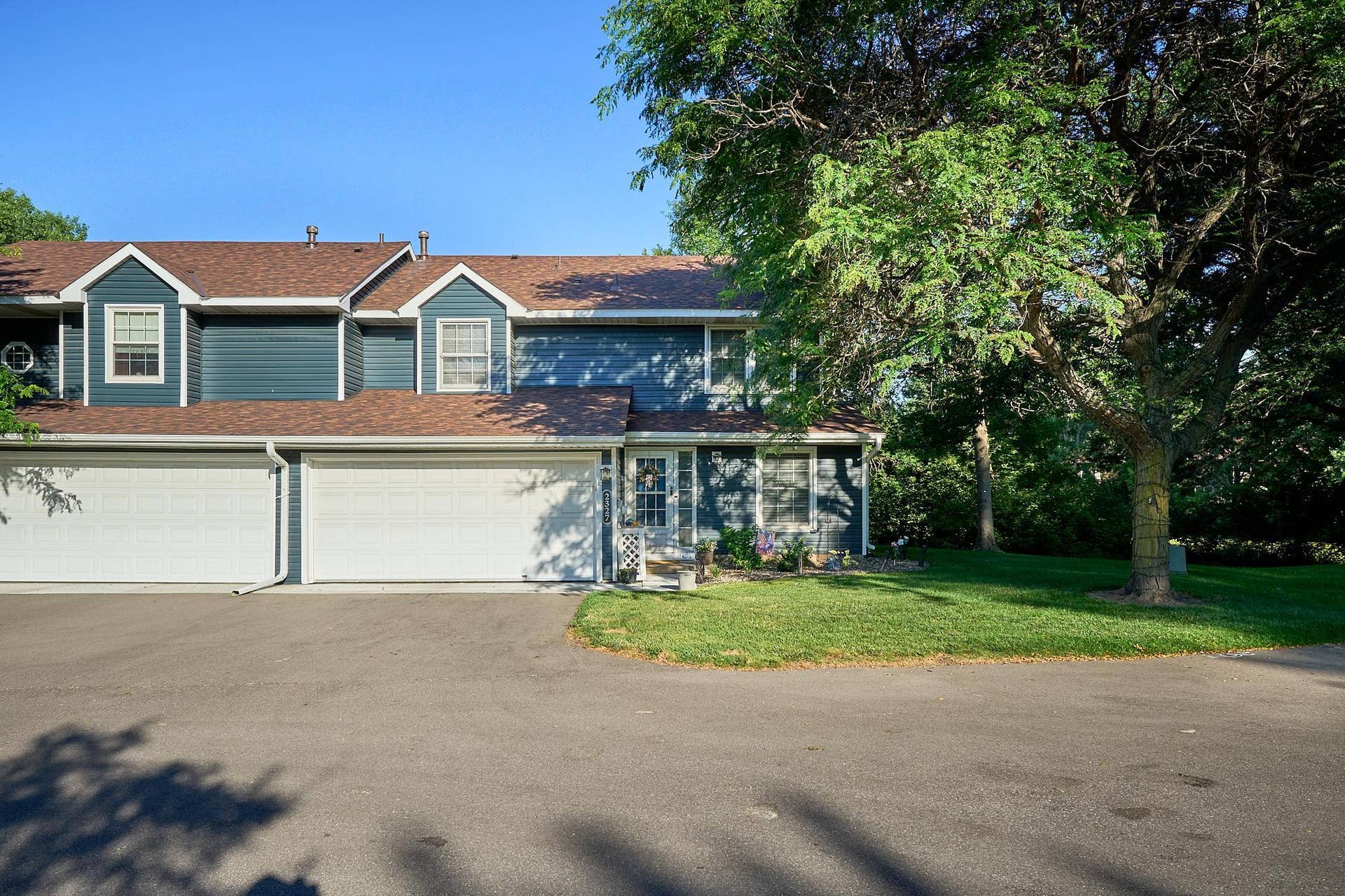 2327 Grange Avenue N, Oakdale, MN 55128 2 car garage