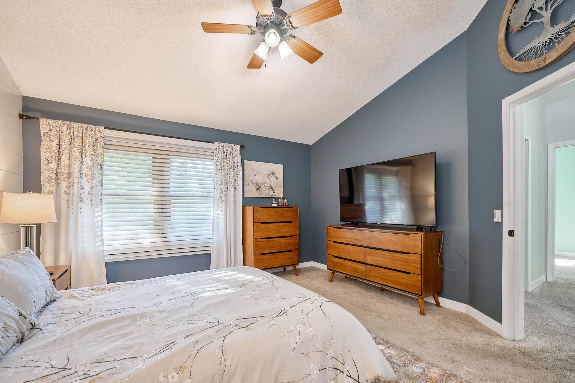 2327 Grange Avenue N, Oakdale, MN 55128 Owners suite with vaulted ceilings
