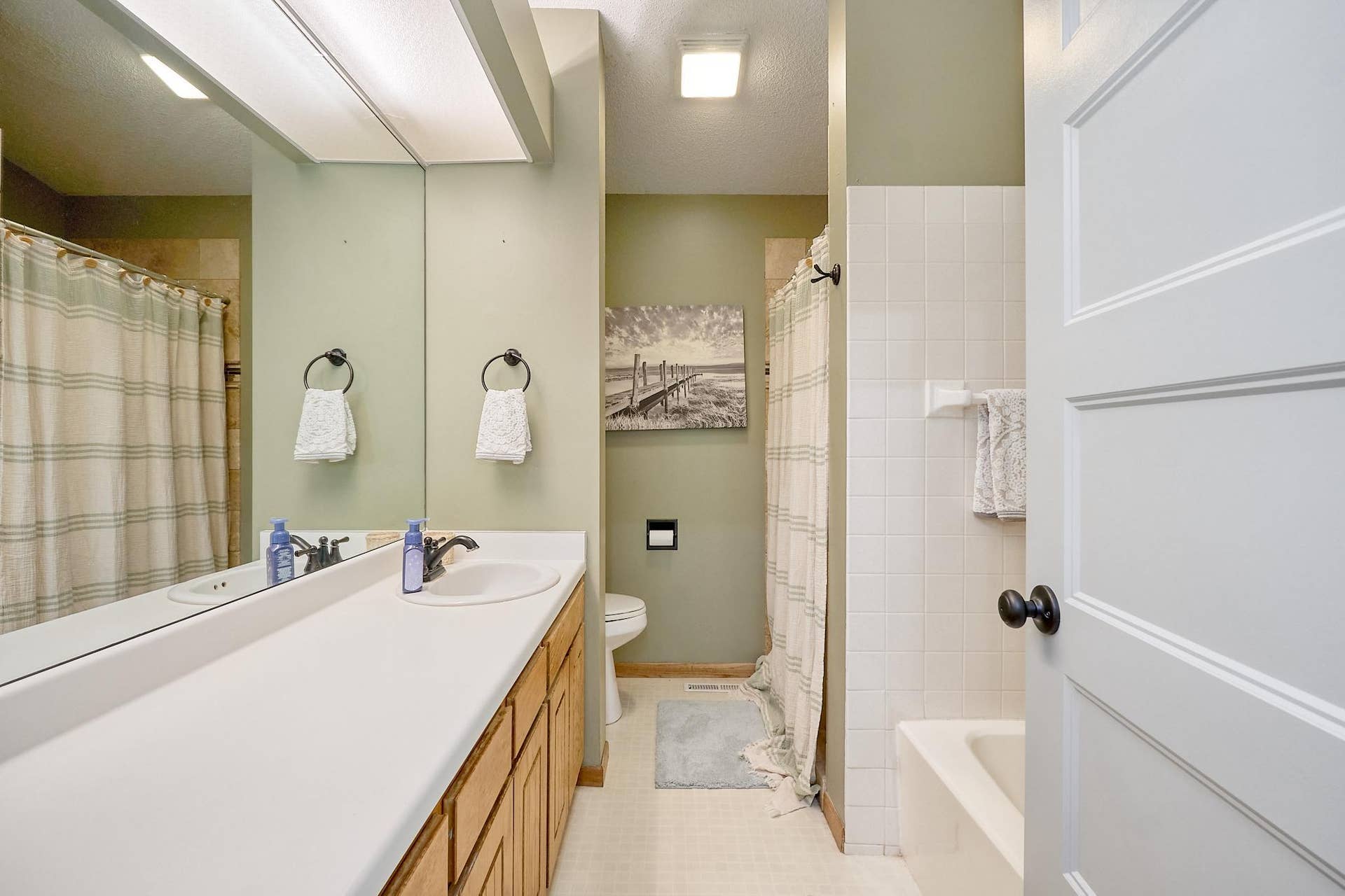 2327 Grange Avenue N, Oakdale, MN 55128 Full Bathroom