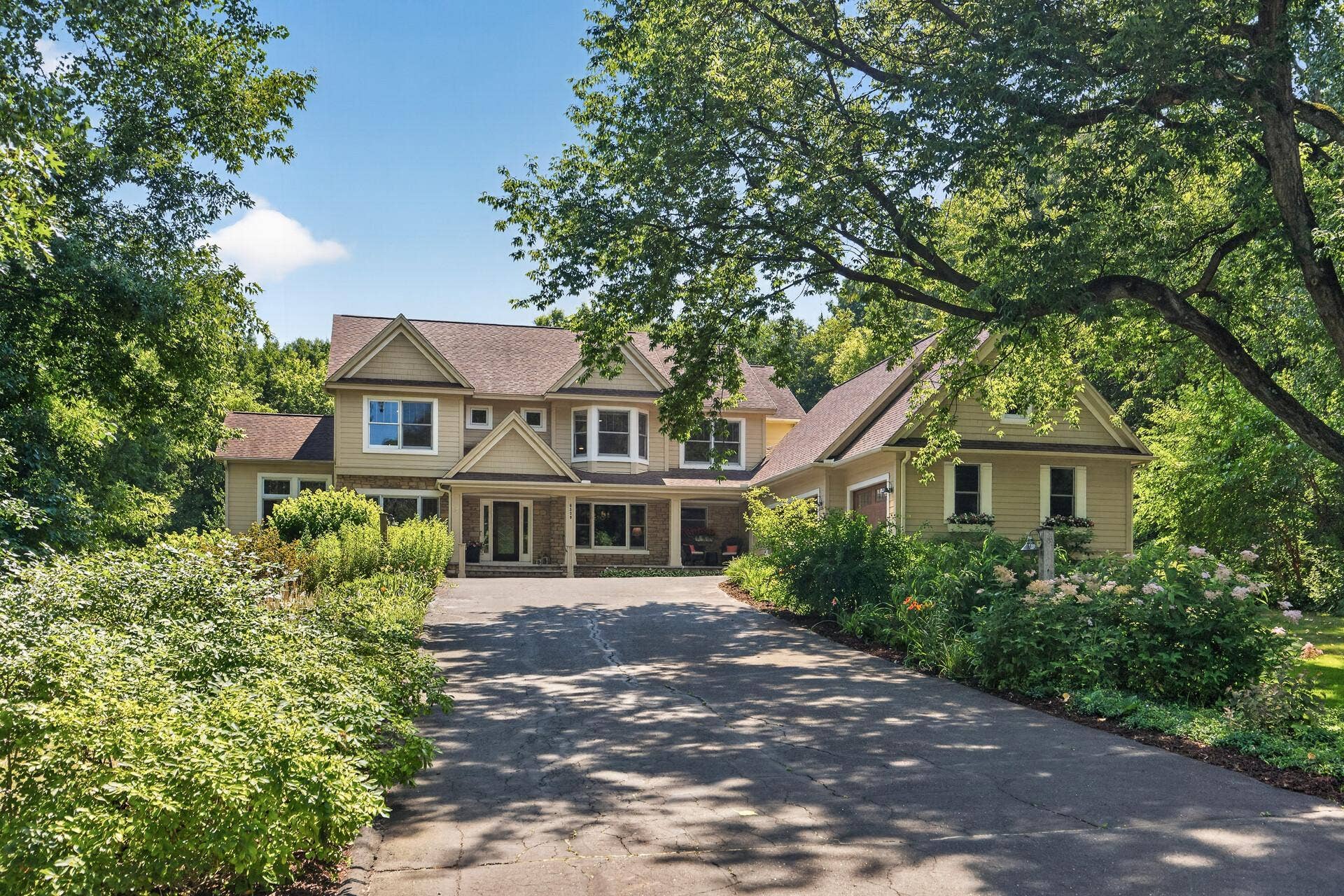 6539 Orchard Ridge Trail, Woodbury, MN 55129 This custom Derrick-built executive estate is a showstopper from the moment you arrive; a stunning craftsman-style home with a huge front porch and over $500,000 in luxurious upgrades already done for you. Move right in and start living.