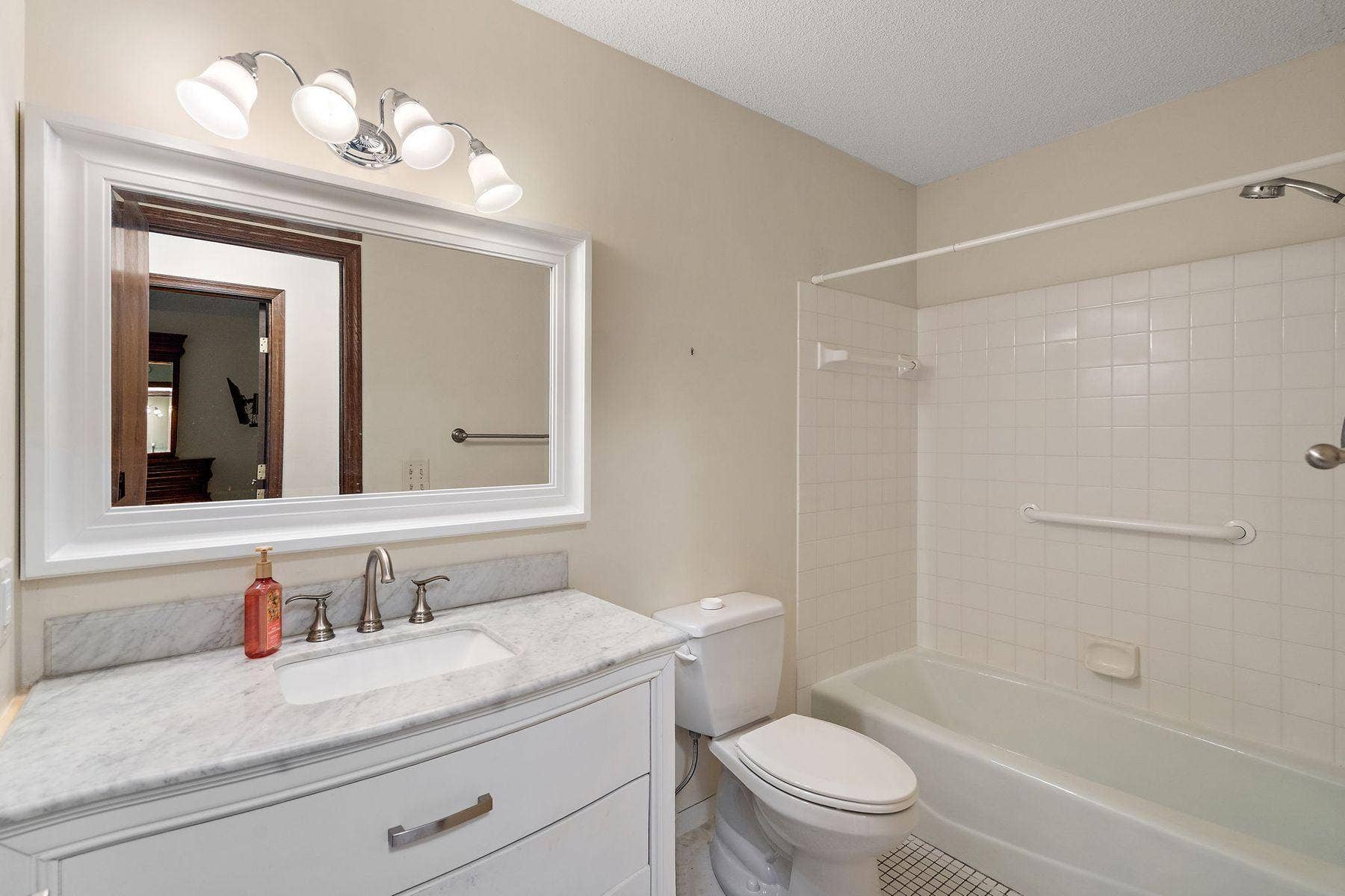 7051 Robinwood Trail, Woodbury, MN 55125 7051 Robinwood Trail, Woodbury, MN 55125