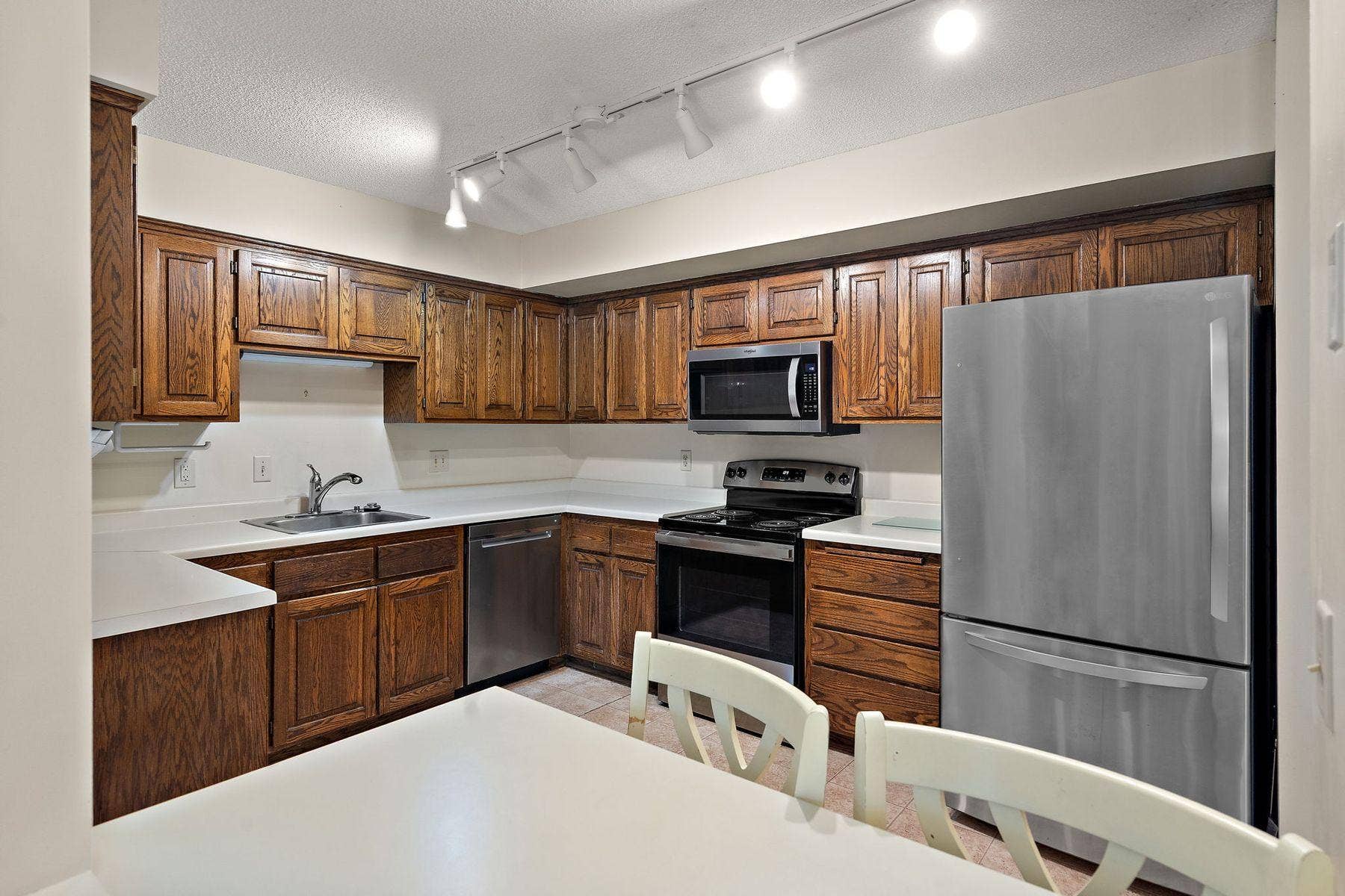 7051 Robinwood Trail, Woodbury, MN 55125 7051 Robinwood Trail, Woodbury, MN 55125