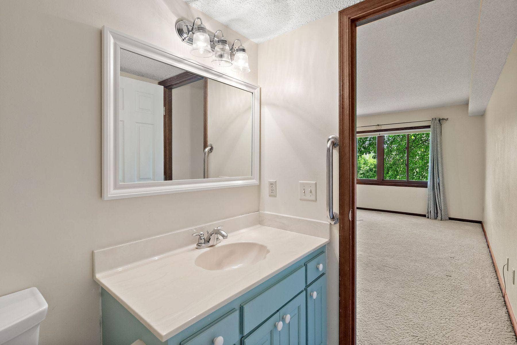 7051 Robinwood Trail, Woodbury, MN 55125 7051 Robinwood Trail, Woodbury, MN 55125