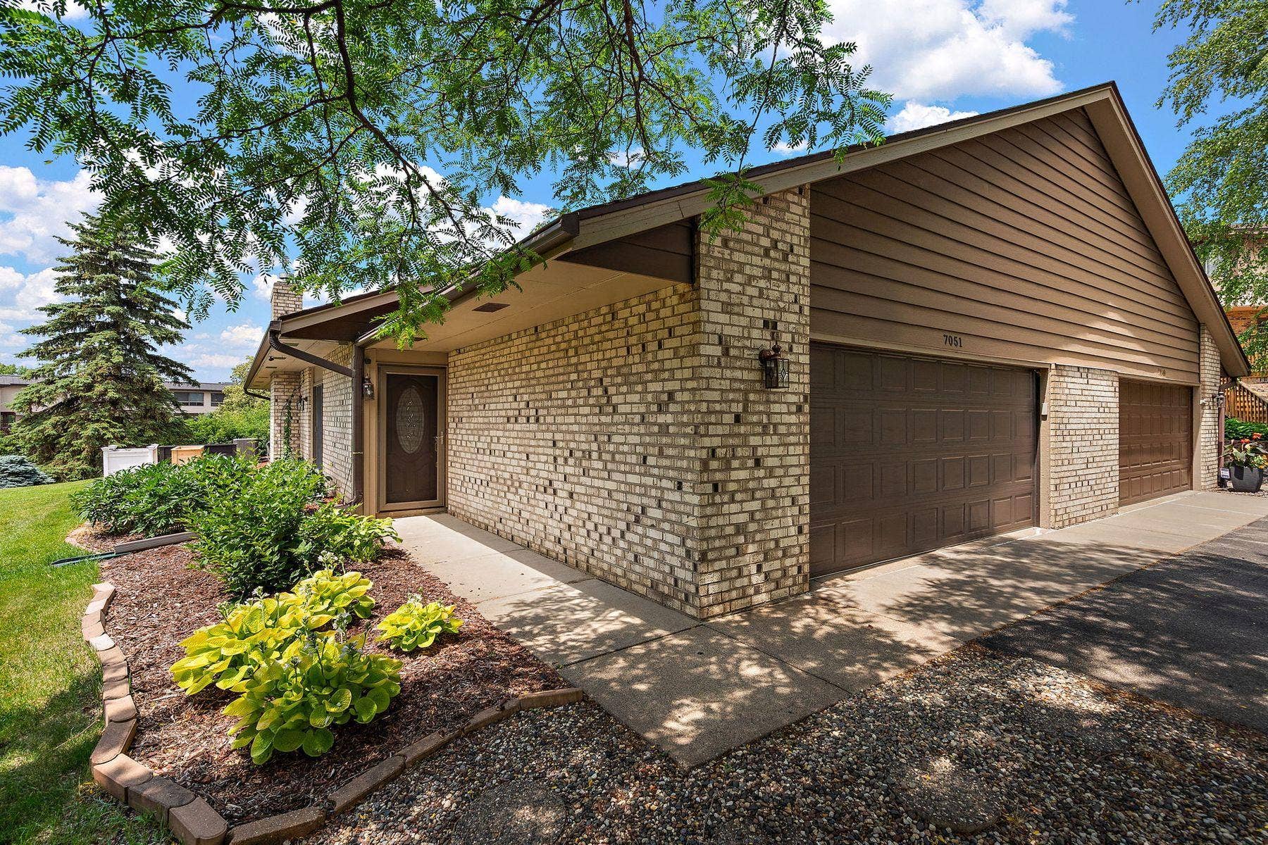 7051 Robinwood Trail, Woodbury, MN 55125 7051 Robinwood Trail, Woodbury, MN 55125