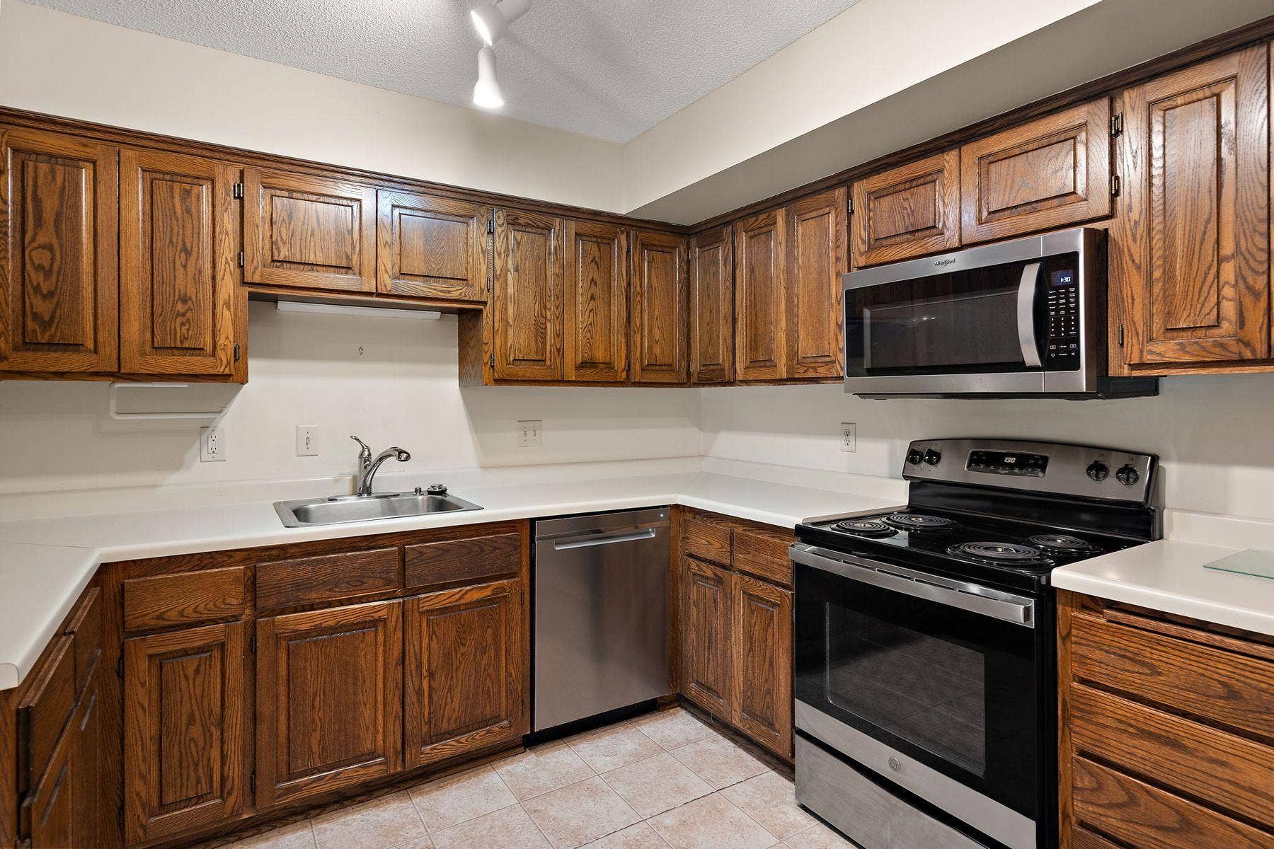 7051 Robinwood Trail, Woodbury, MN 55125 7051 Robinwood Trail, Woodbury, MN 55125