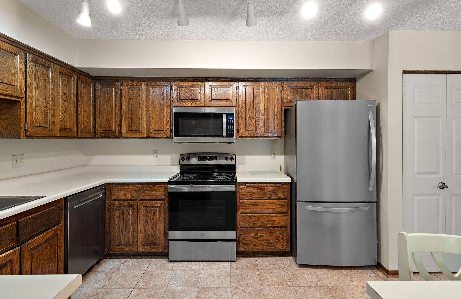 7051 Robinwood Trail, Woodbury, MN 55125 7051 Robinwood Trail, Woodbury, MN 55125