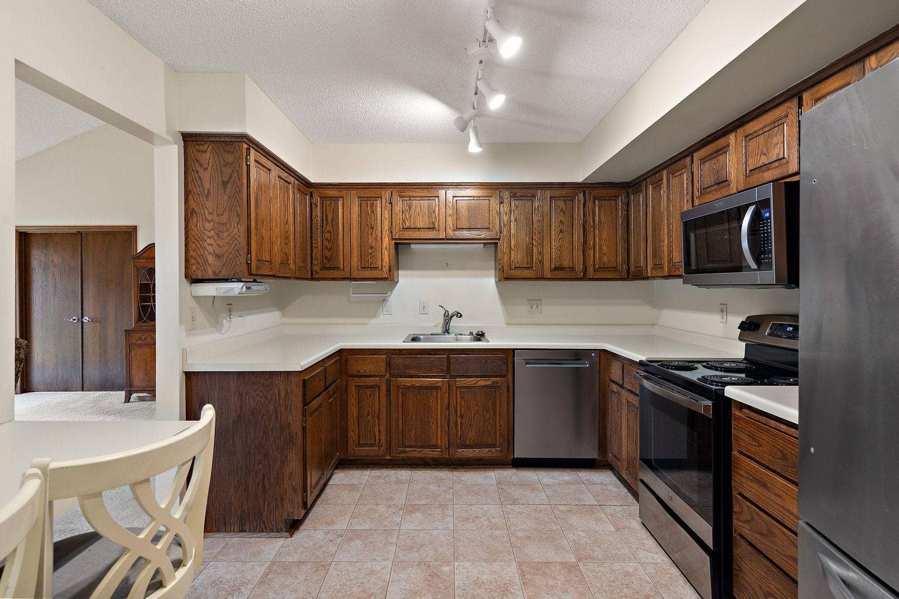 7051 Robinwood Trail, Woodbury, MN 55125 7051 Robinwood Trail, Woodbury, MN 55125